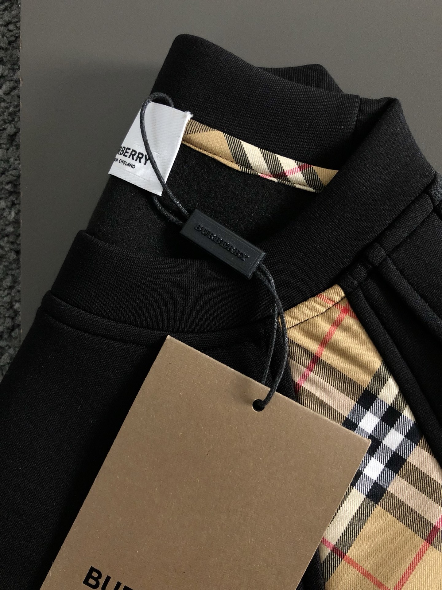 BBR*合身版型M-XXXL2025秋冬云柔系列针织袖格纹融合骑士刺绣内里拉绒时尚百搭圆领卫衣长袖，精致