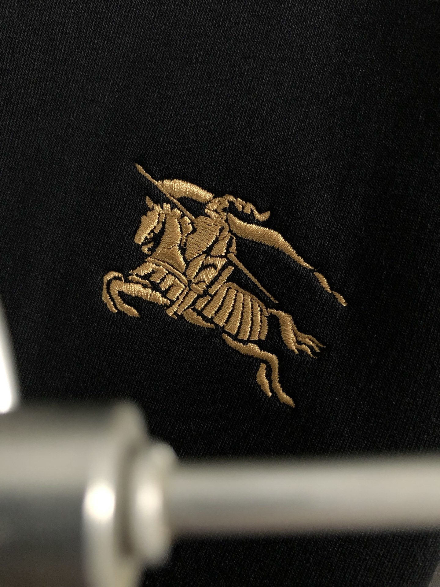 BBR*合身版型M-XXXL2025秋冬云柔系列针织袖格纹融合骑士刺绣内里拉绒时尚百搭圆领卫衣长袖，精致