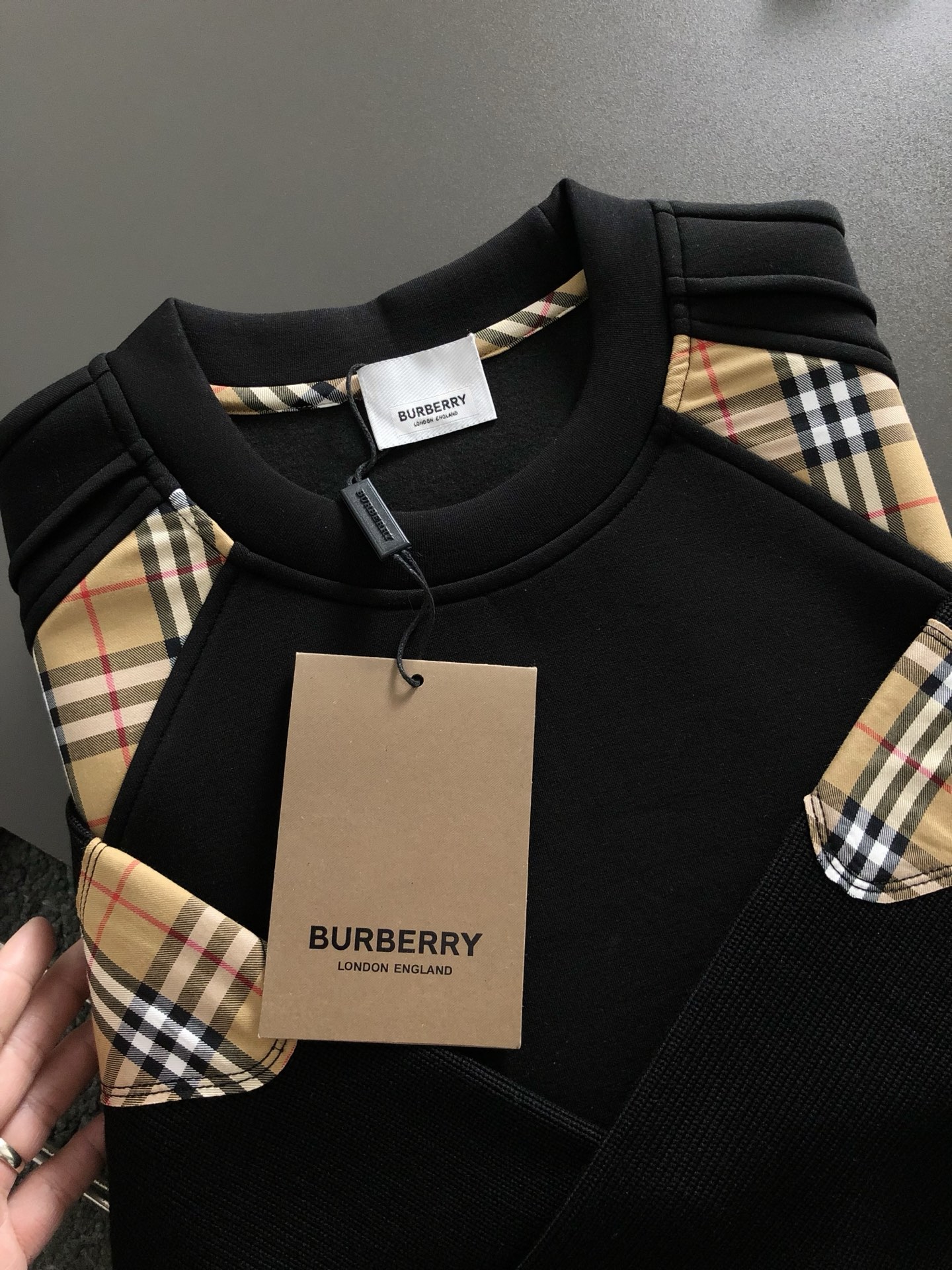 BBR*合身版型M-XXXL2025秋冬云柔系列针织袖格纹融合骑士刺绣内里拉绒时尚百搭圆领卫衣长袖，精致