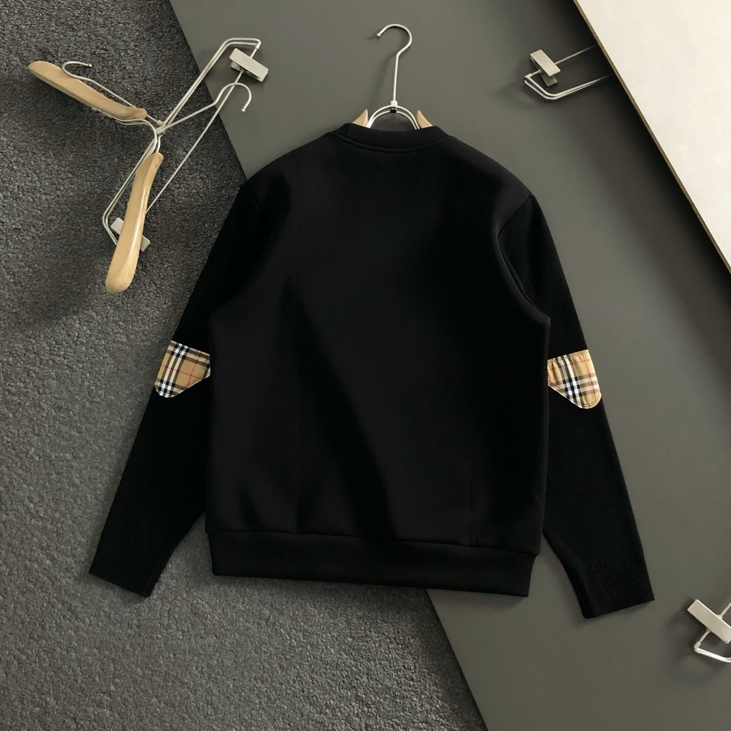 BBR*合身版型M-XXXL2025秋冬云柔系列针织袖格纹融合骑士刺绣内里拉绒时尚百搭圆领卫衣长袖，精致