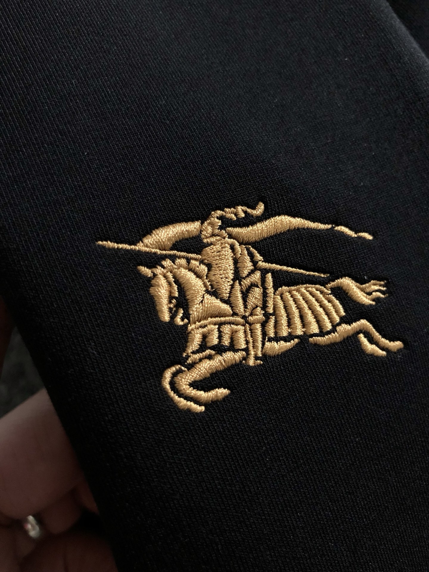 BBR*合身版型M-XXXL2025秋冬云柔系列针织袖格纹融合骑士刺绣内里拉绒时尚百搭圆领卫衣长袖，精致