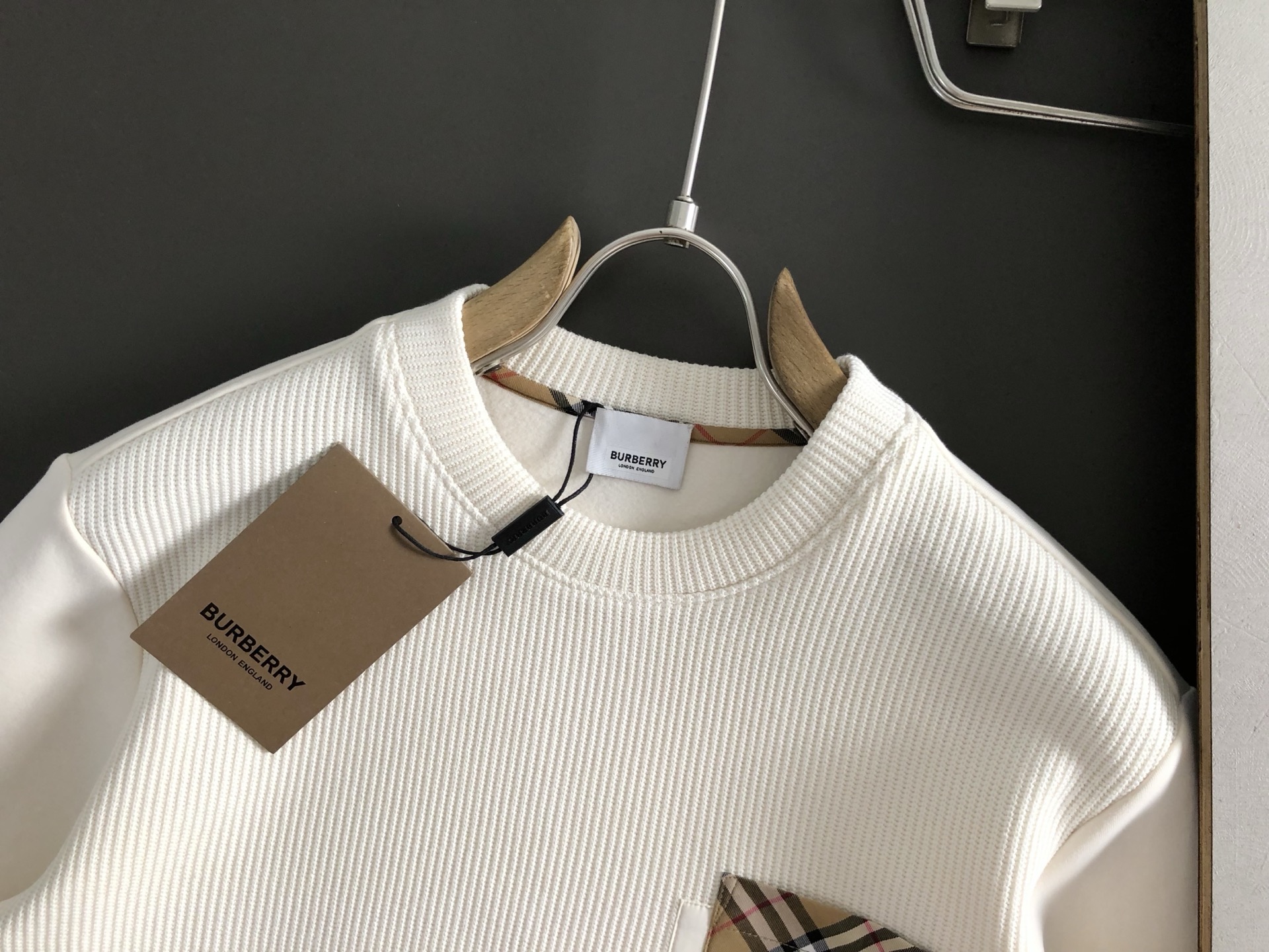 BBR*合身版型M-XXXL2025秋冬云柔系列针格纹口袋融合针织面料金百搭圆领卫衣长袖，精致工艺专柜面