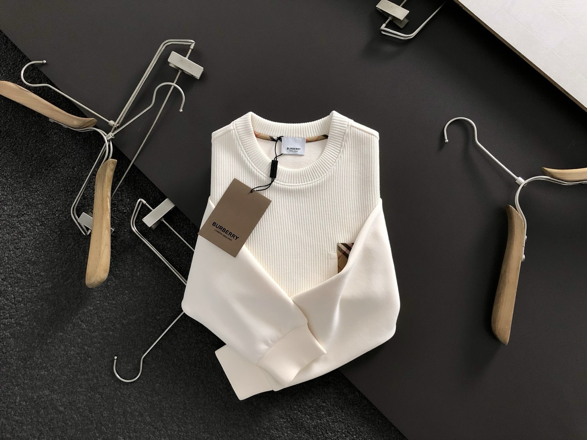 BBR*合身版型M-XXXL2025秋冬云柔系列针格纹口袋融合针织面料金百搭圆领卫衣长袖，精致工艺专柜面