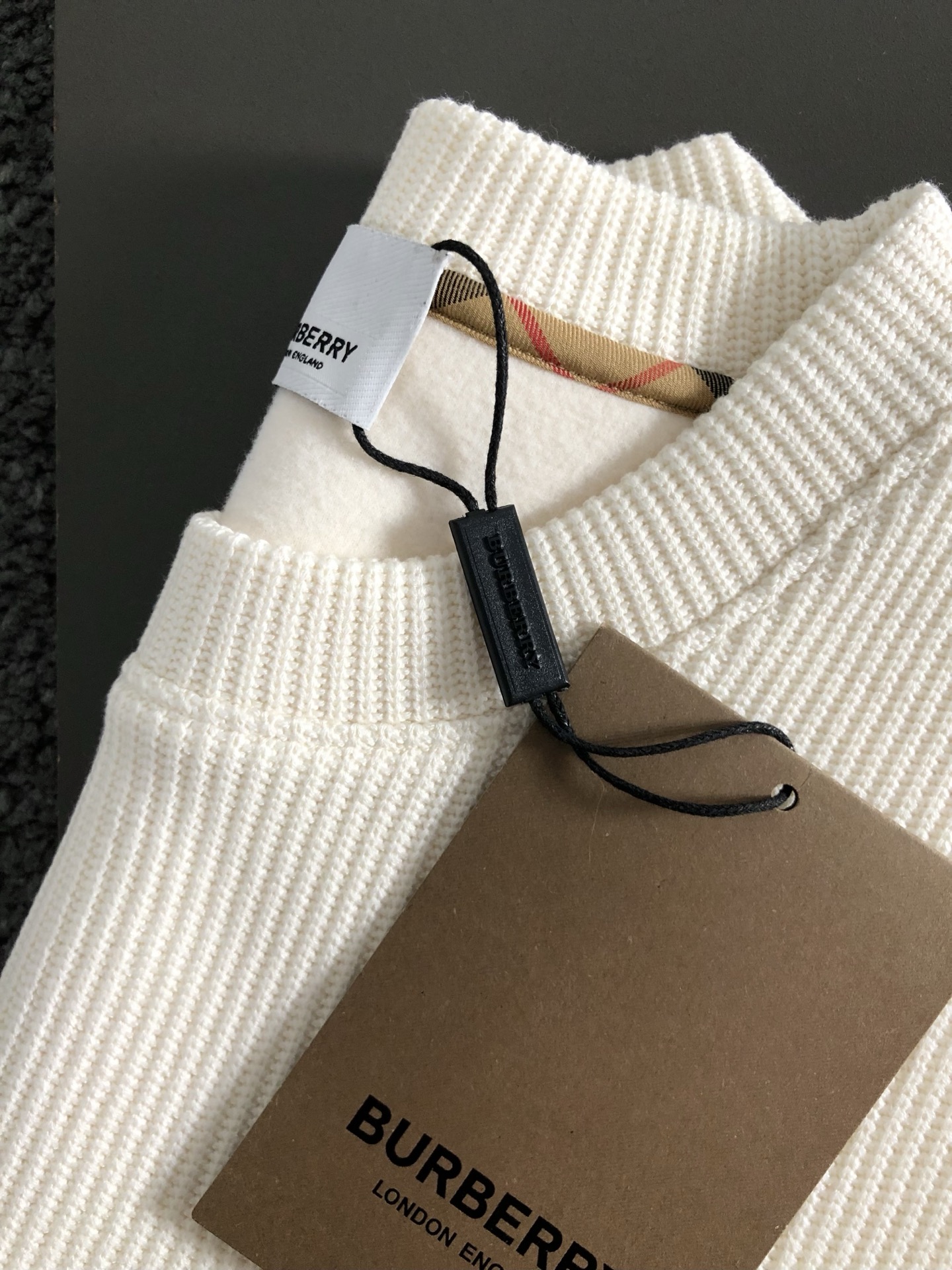 BBR*合身版型M-XXXL2025秋冬云柔系列针格纹口袋融合针织面料金百搭圆领卫衣长袖，精致工艺专柜面