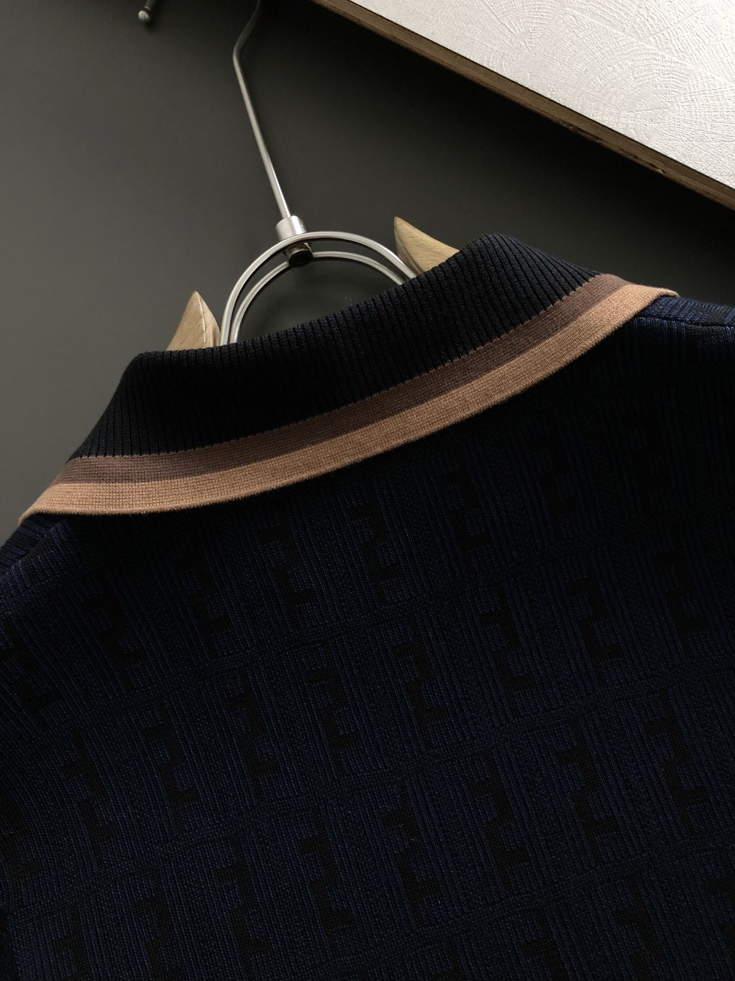 FEND*合身版型M-XXXL2025秋冬老钱风双F提花翻领羊毛短袖，精致工艺专柜面料，顶级元素融合打造