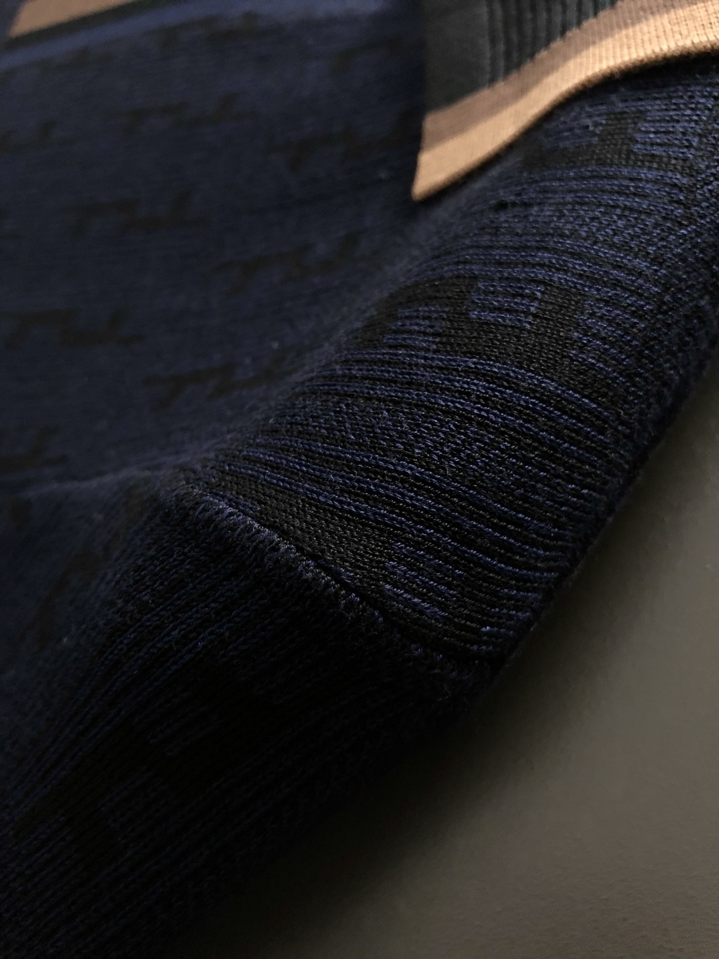 FEND*合身版型M-XXXL2025秋冬老钱风双F提花翻领羊毛短袖，精致工艺专柜面料，顶级元素融合打造