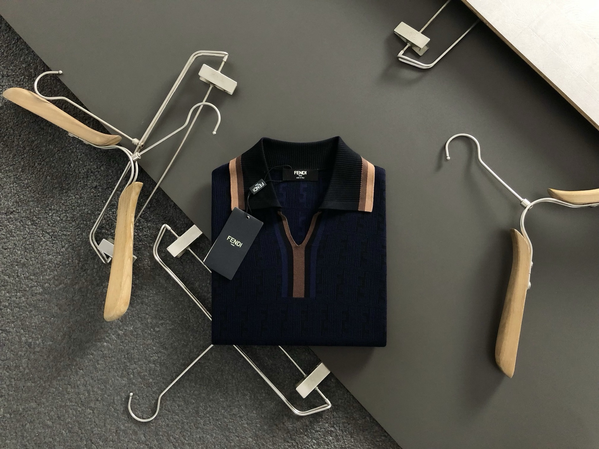 FEND*合身版型M-XXXL2025秋冬老钱风双F提花翻领羊毛短袖，精致工艺专柜面料，顶级元素融合打造