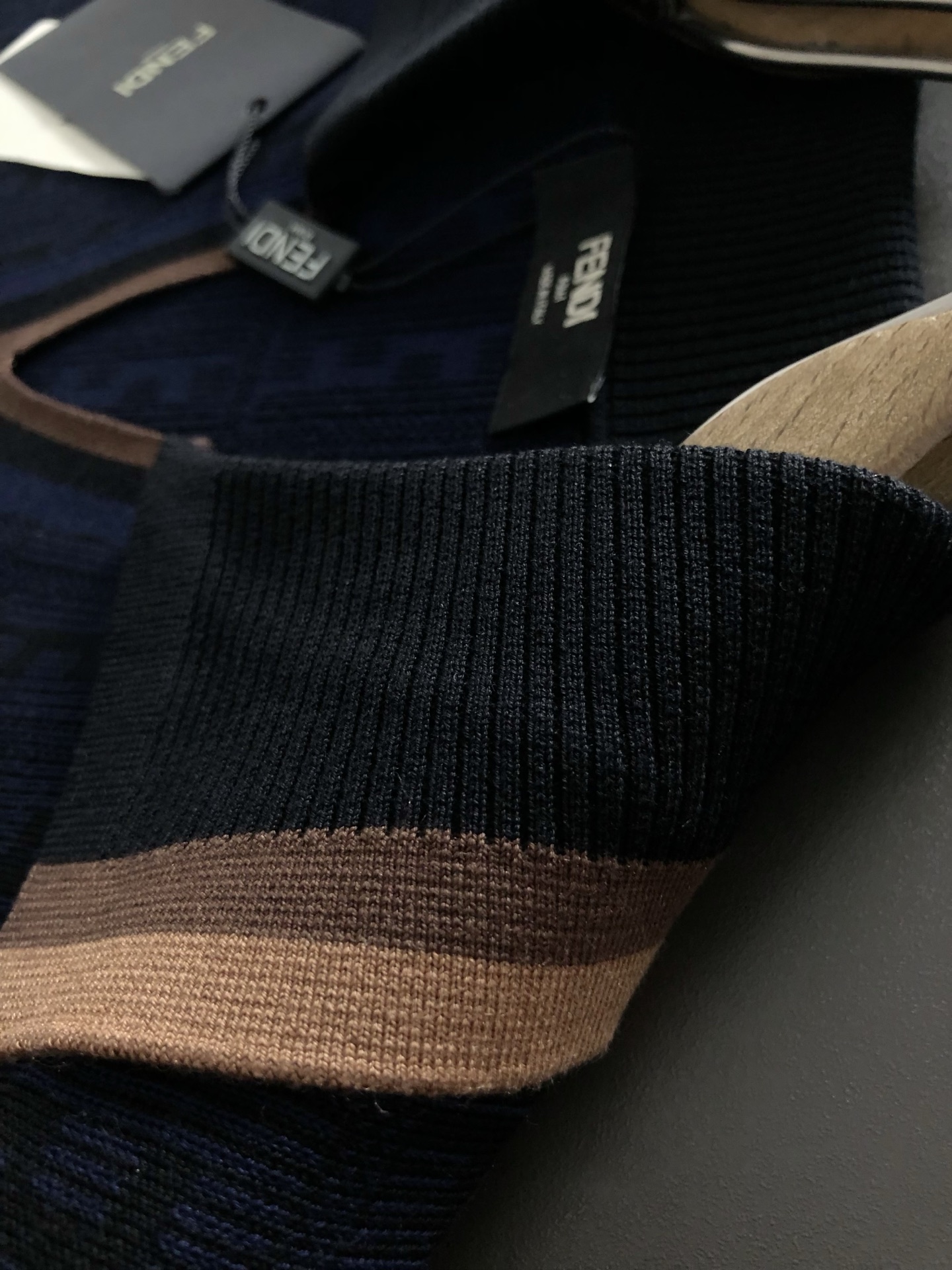 FEND*合身版型M-XXXL2025秋冬老钱风双F提花翻领羊毛短袖，精致工艺专柜面料，顶级元素融合打造