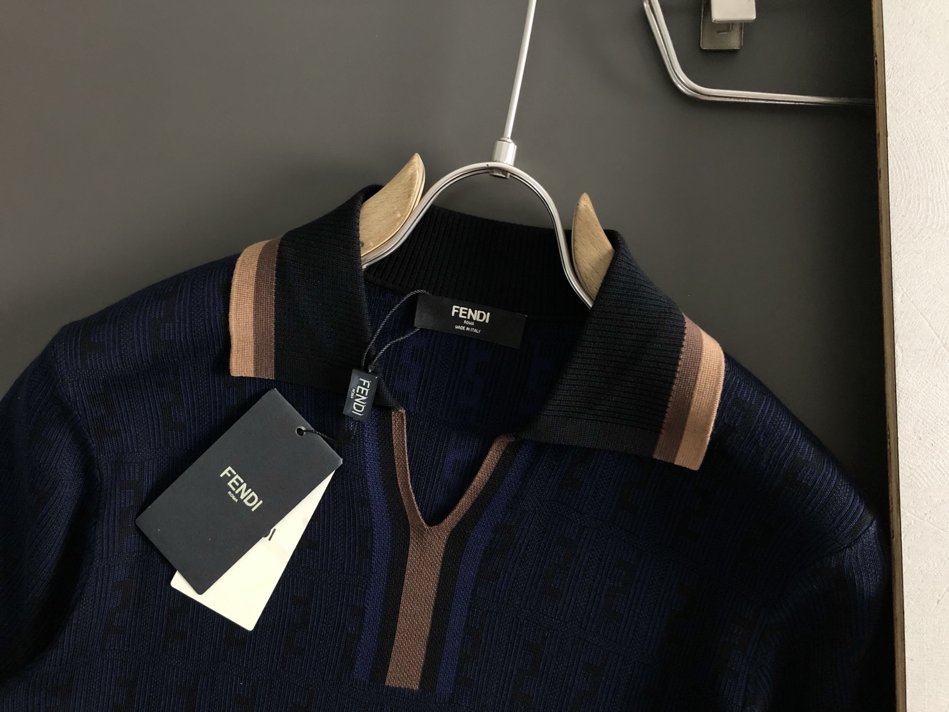 FEND*合身版型M-XXXL2025秋冬老钱风双F提花翻领羊毛短袖，精致工艺专柜面料，顶级元素融合打造