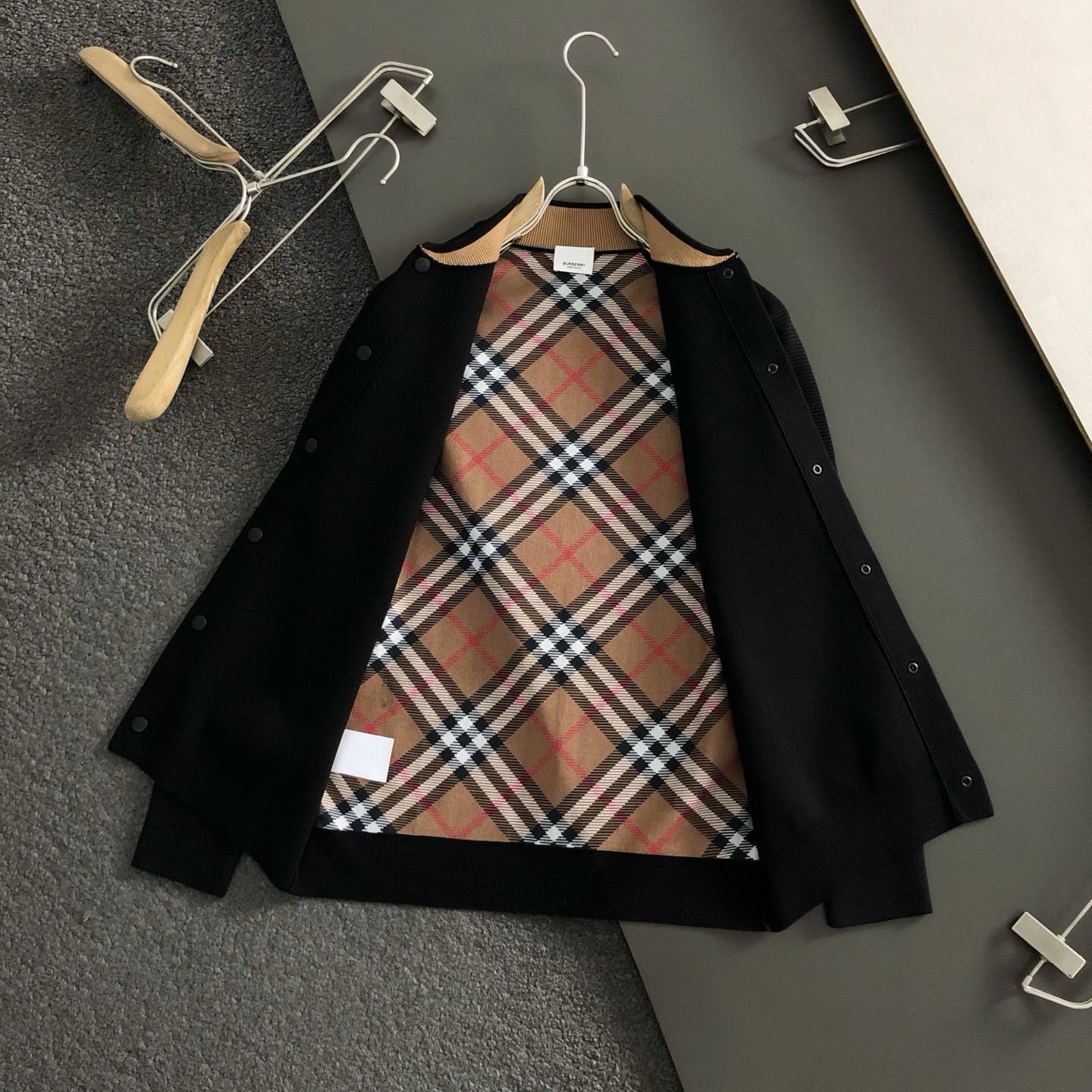 BBR**合身版型M-XXXL2025秋冬格纹美丽字母压花针织羊毛外套，精致工艺专柜面料，顶级元素融合打