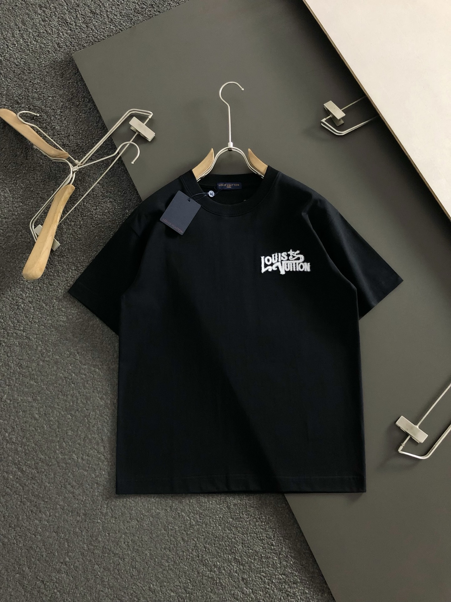 L牌*合身版型S-Xl25春夏顶级毛绒刺绣潮牌短袖，精致工艺专柜面料，顶级元素融合打造，3标齐全，潮男时