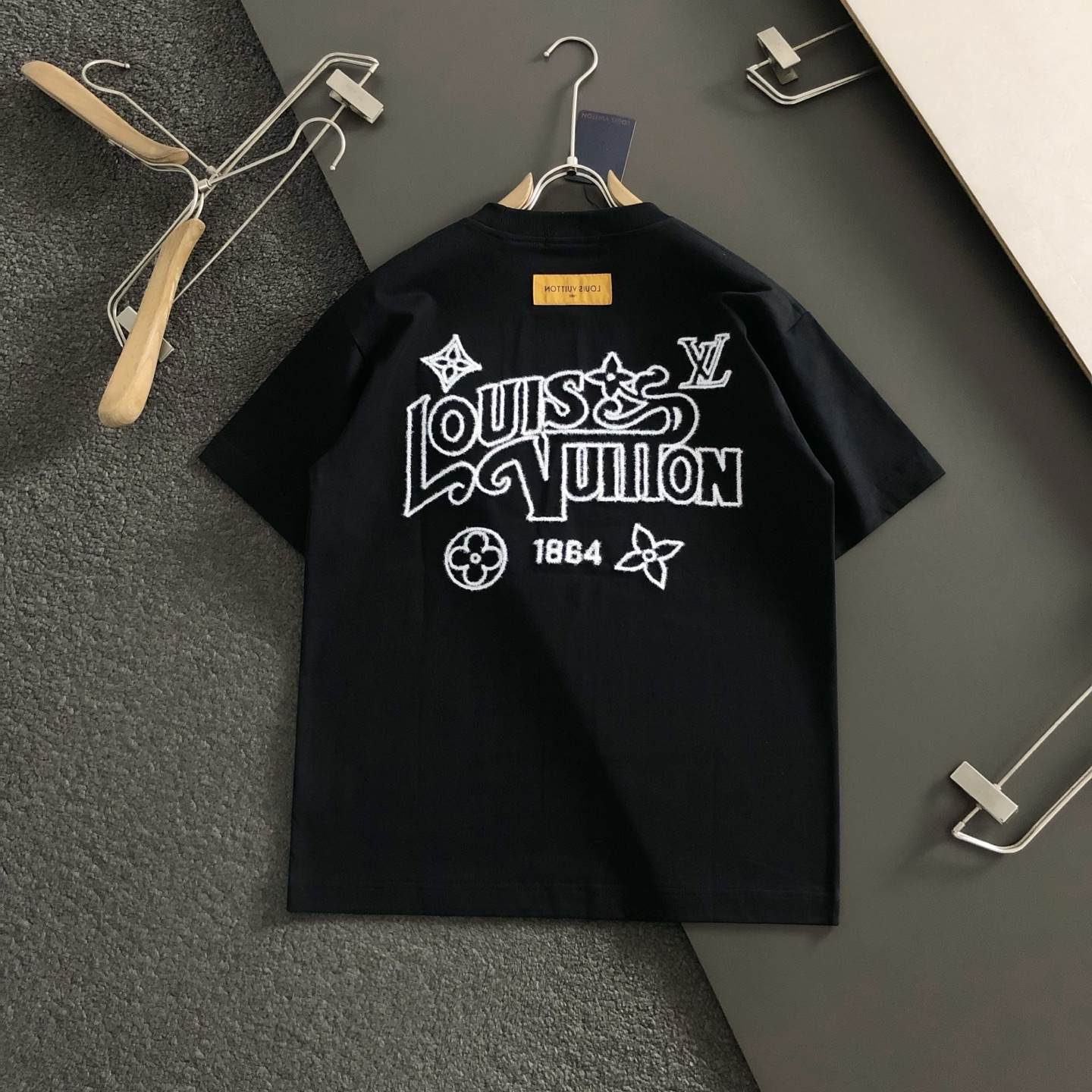 L牌*合身版型S-Xl25春夏顶级毛绒刺绣潮牌短袖，精致工艺专柜面料，顶级元素融合打造，3标齐全，潮男时