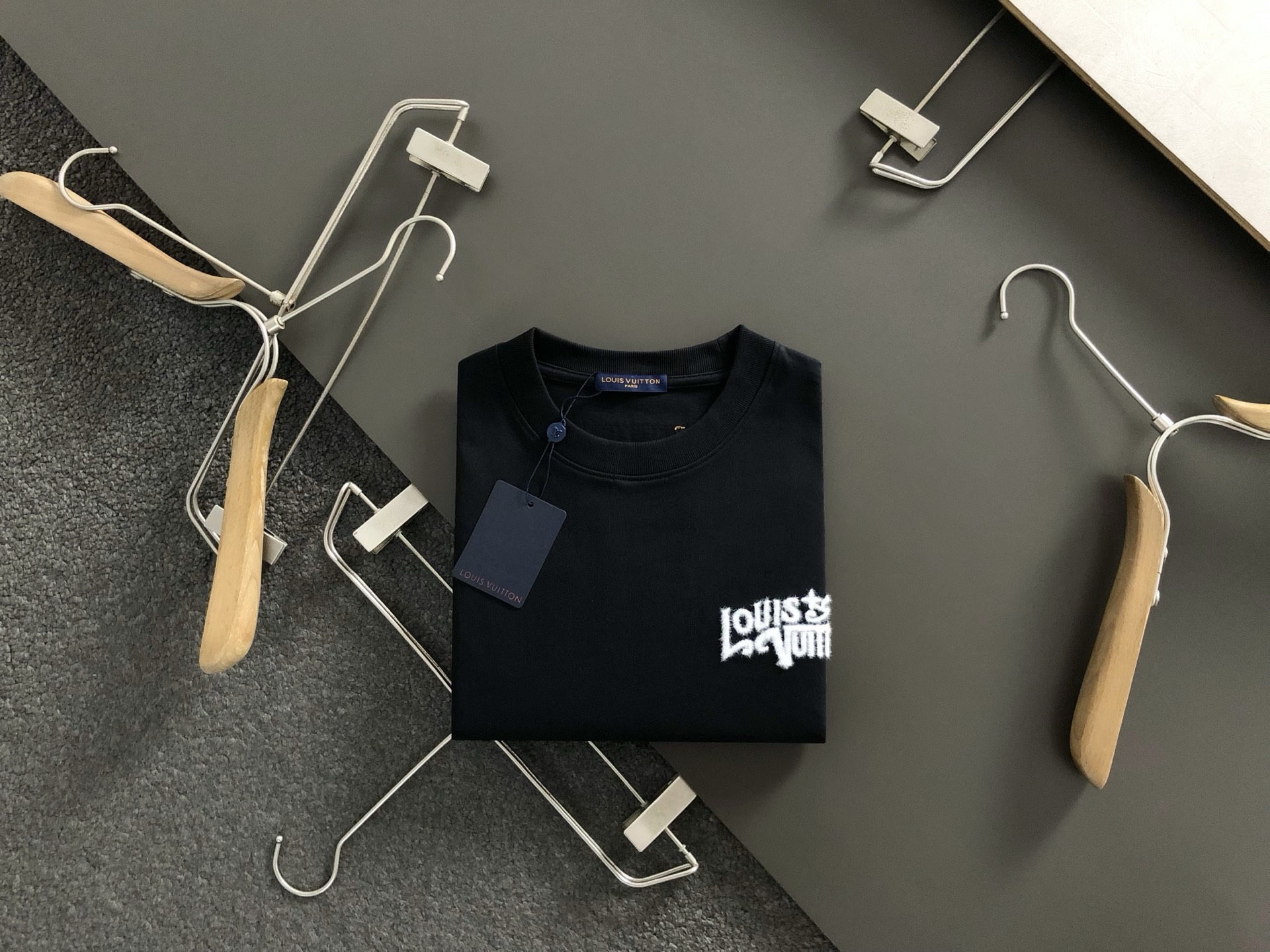 L牌*合身版型S-Xl25春夏顶级毛绒刺绣潮牌短袖，精致工艺专柜面料，顶级元素融合打造，3标齐全，潮男时