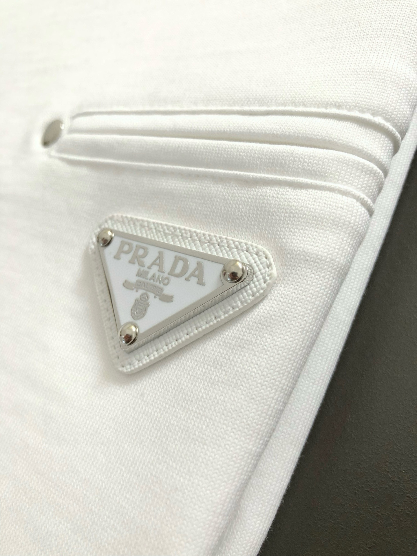 PRAD*合身版型M-XXXL25春夏顶级黑色铆钉镶嵌口袋融合金属三角标重磅经典短袖，精致工艺专柜面料，