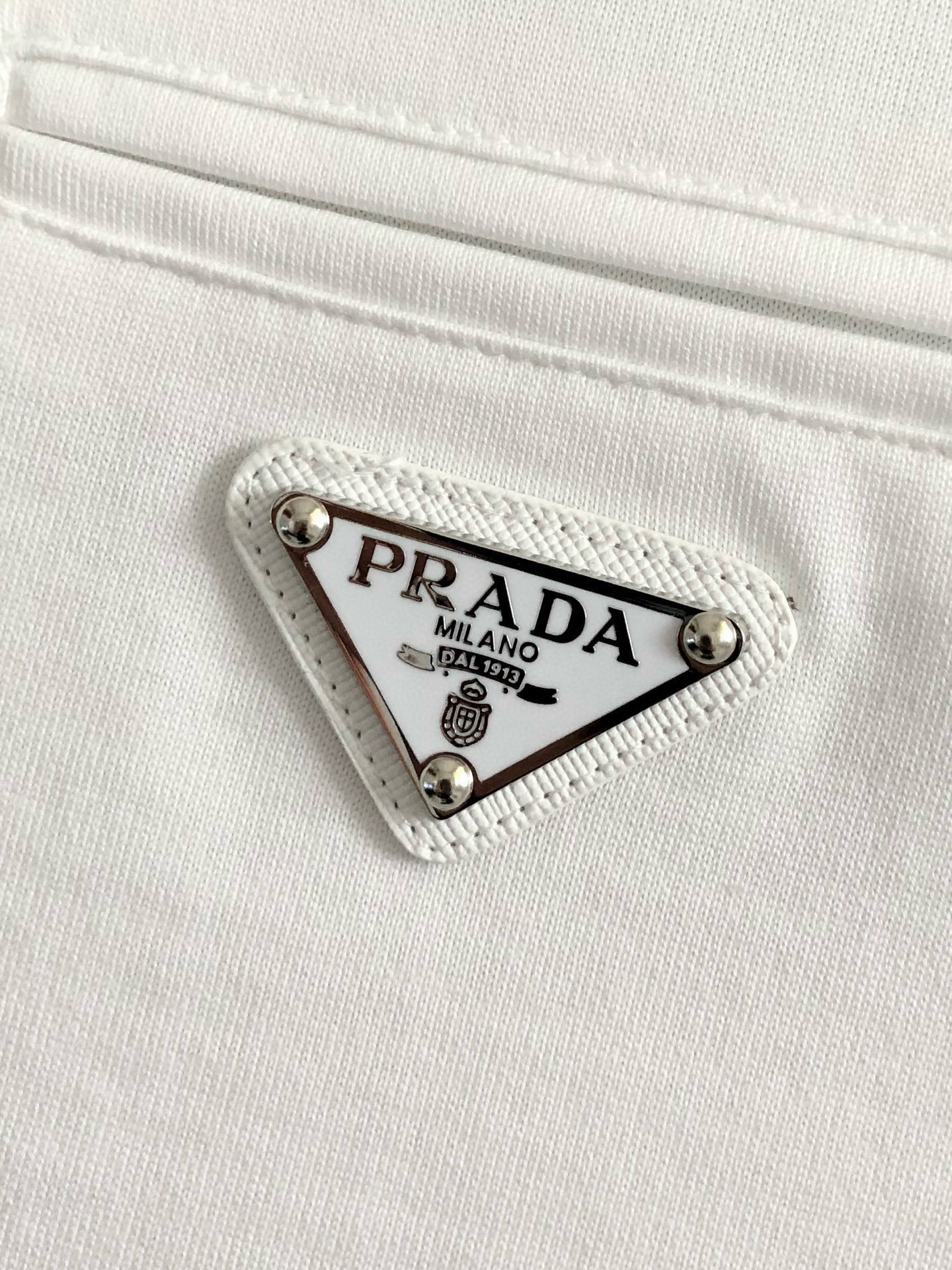 PRAD*合身版型M-XXXL25春夏顶级黑色铆钉镶嵌口袋融合金属三角标重磅经典短袖，精致工艺专柜面料，