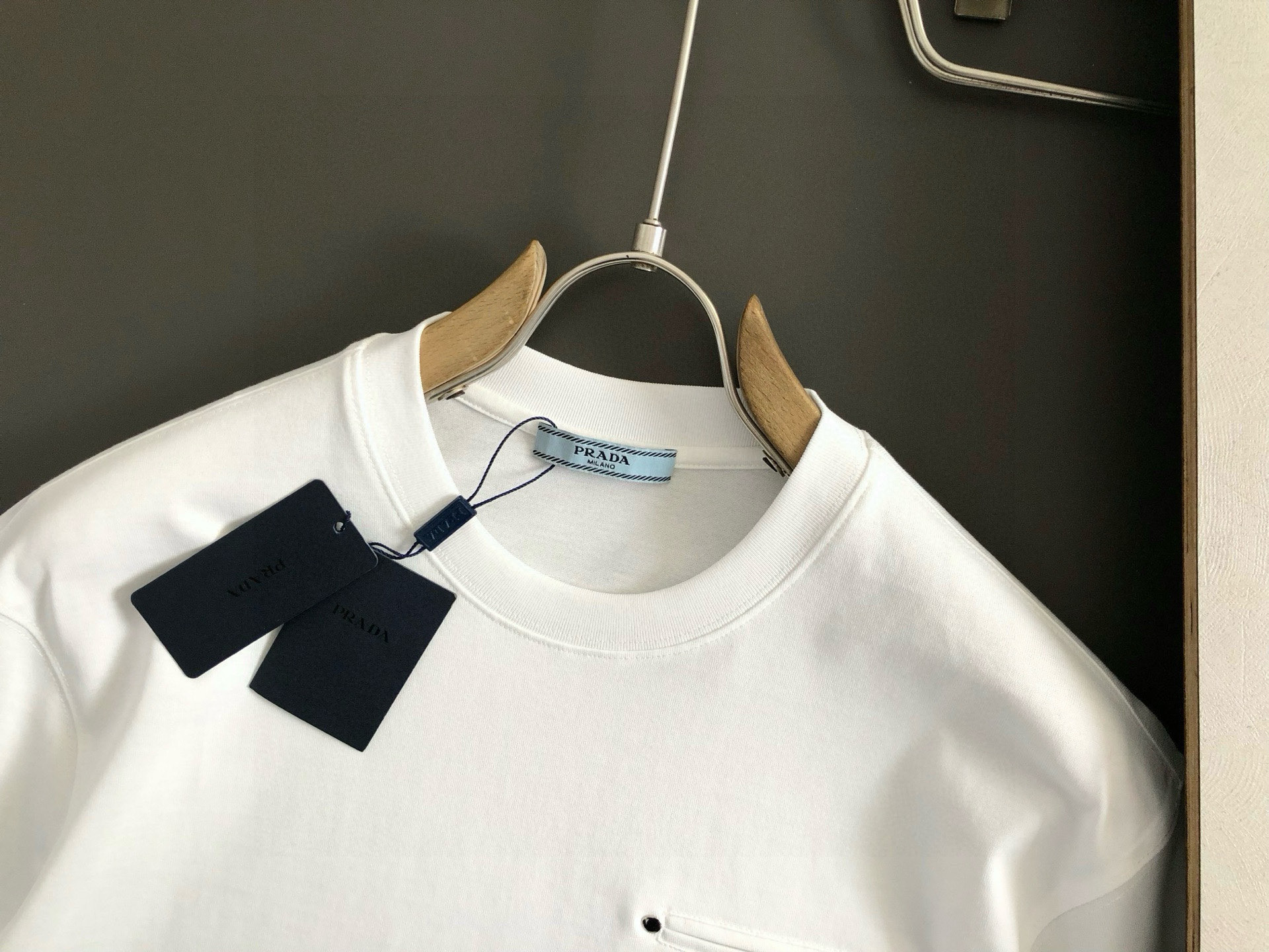 PRAD*合身版型M-XXXL25春夏顶级黑色铆钉镶嵌口袋融合金属三角标重磅经典短袖，精致工艺专柜面料，