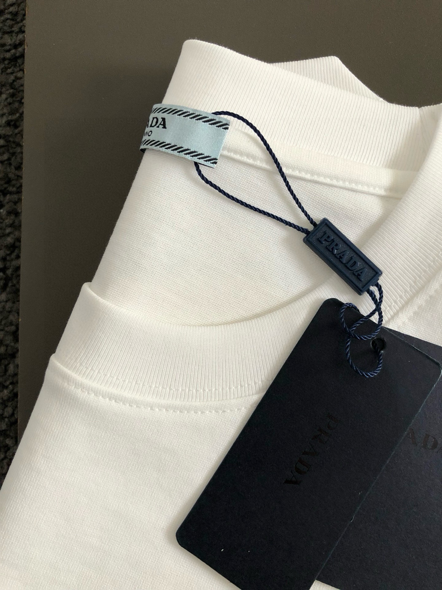 PRAD*合身版型M-XXXL25春夏顶级黑色铆钉镶嵌口袋融合金属三角标重磅经典短袖，精致工艺专柜面料，