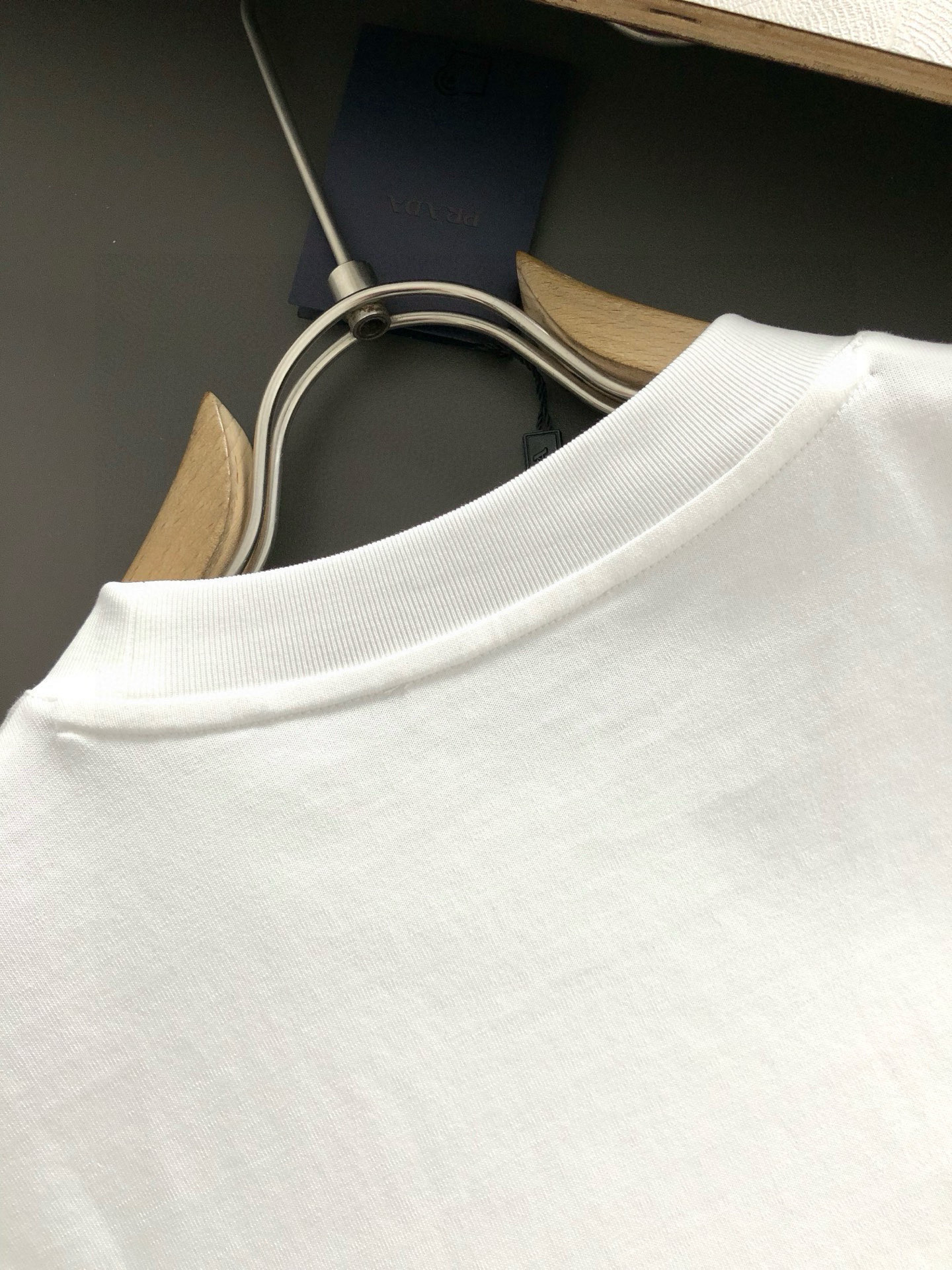 PRAD*合身版型M-XXXL25春夏顶级黑色铆钉镶嵌口袋融合金属三角标重磅经典短袖，精致工艺专柜面料，