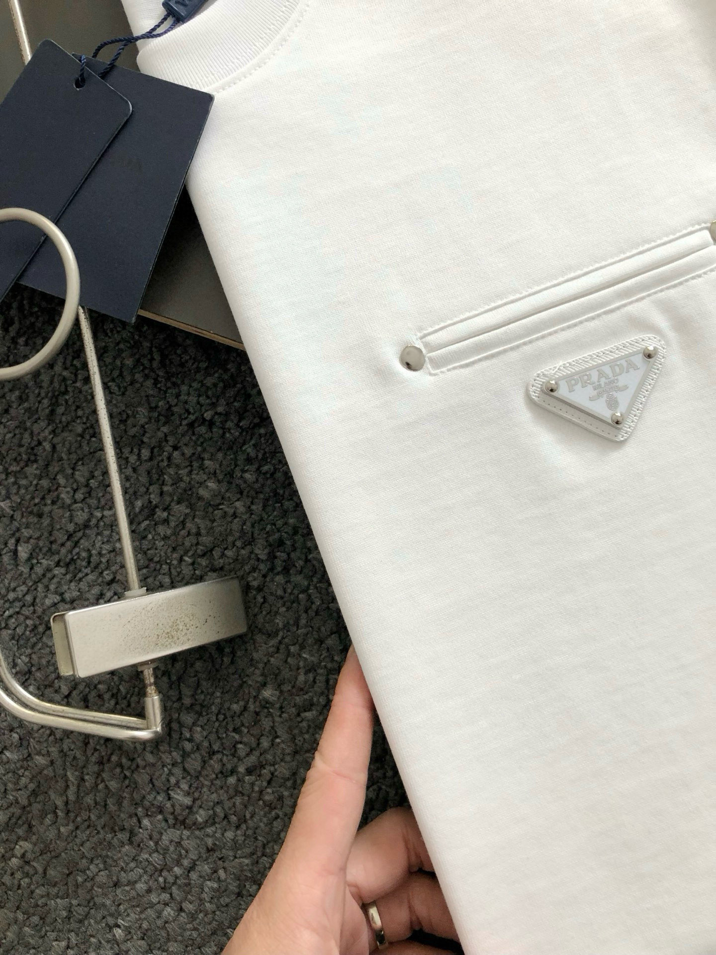 PRAD*合身版型M-XXXL25春夏顶级黑色铆钉镶嵌口袋融合金属三角标重磅经典短袖，精致工艺专柜面料，