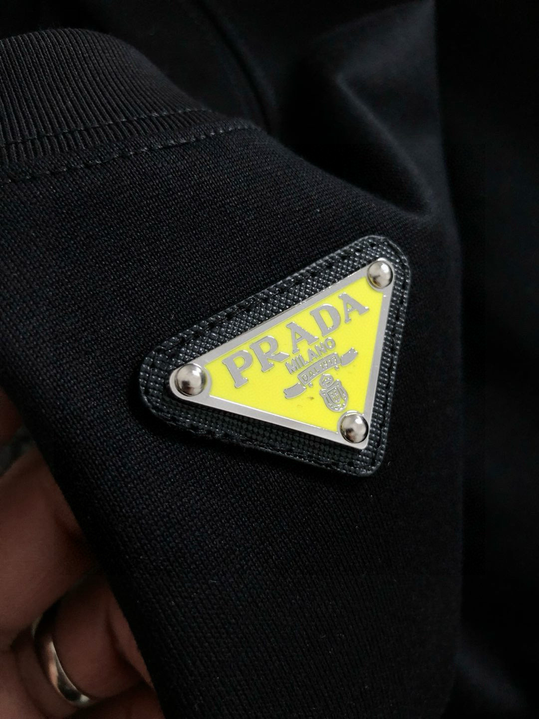 PRAD**合身版型M-XXXL25春夏顶级黑色结构款金属三角标融合经典短袖，精致工艺专柜面料，顶级元素