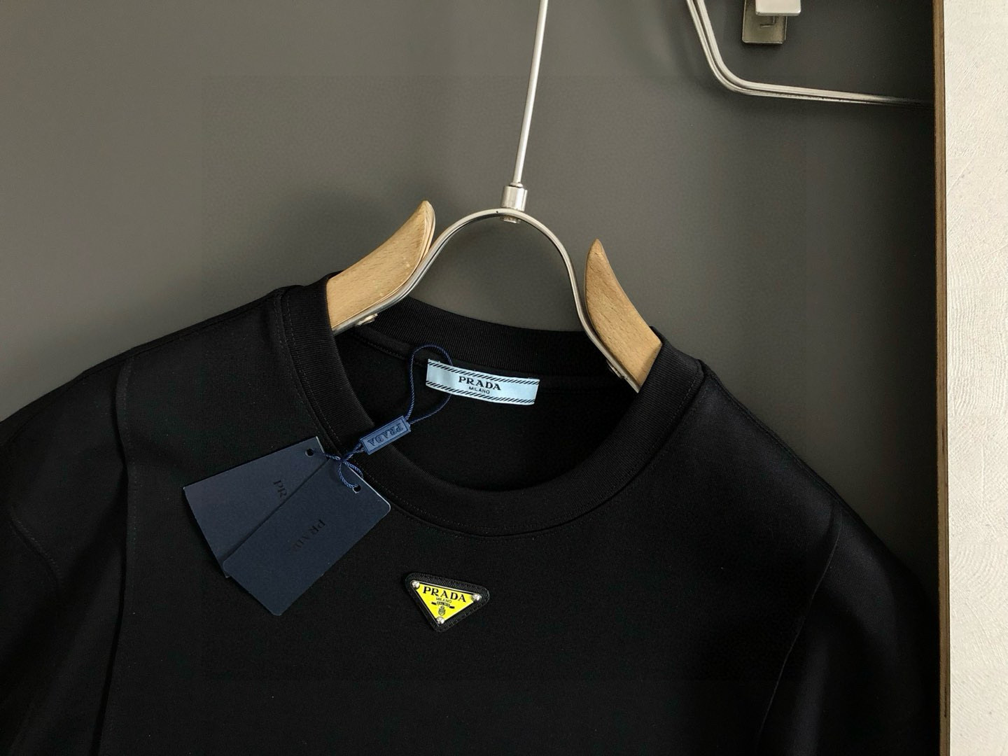 PRAD**合身版型M-XXXL25春夏顶级黑色结构款金属三角标融合经典短袖，精致工艺专柜面料，顶级元素