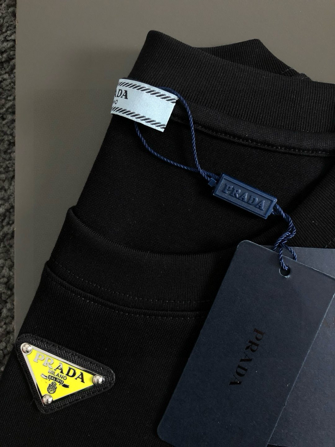 PRAD**合身版型M-XXXL25春夏顶级黑色结构款金属三角标融合经典短袖，精致工艺专柜面料，顶级元素