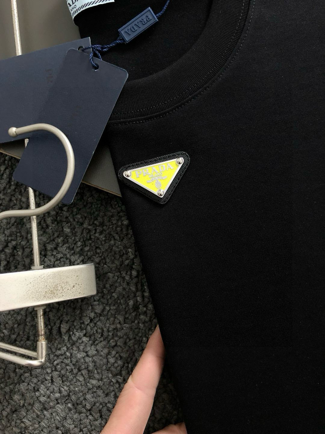 PRAD**合身版型M-XXXL25春夏顶级黑色结构款金属三角标融合经典短袖，精致工艺专柜面料，顶级元素