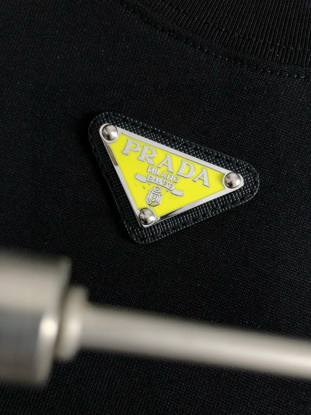 PRAD**合身版型M-XXXL25春夏顶级黑色结构款金属三角标融合经典短袖，精致工艺专柜面料，顶级元素