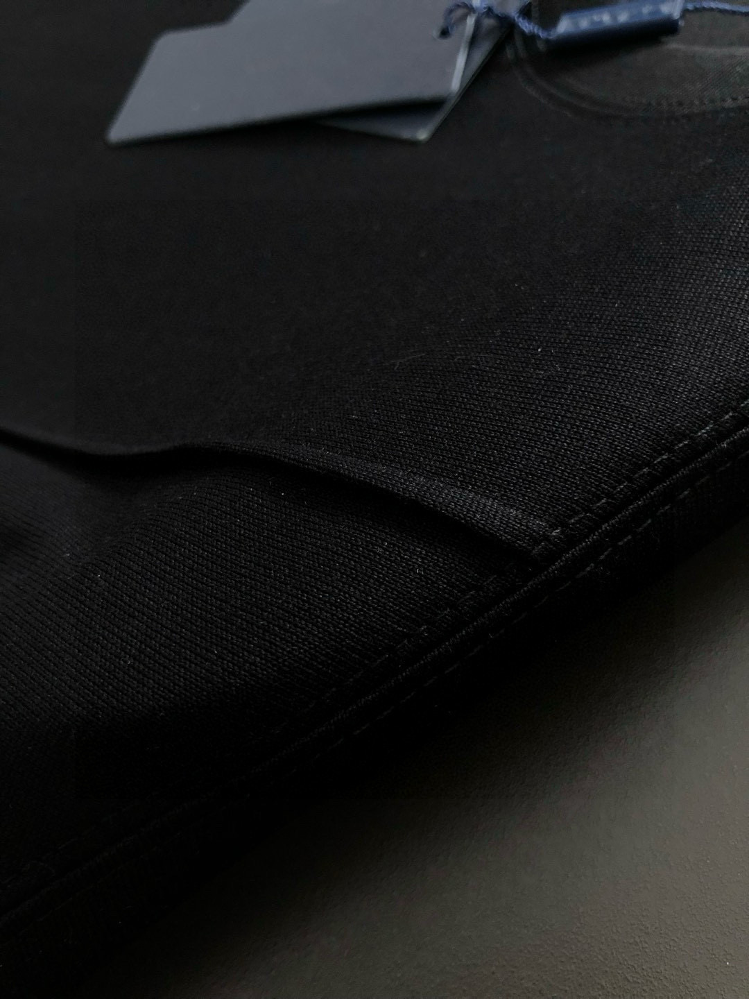 PRAD**合身版型M-XXXL25春夏顶级黑色结构款金属三角标融合经典短袖，精致工艺专柜面料，顶级元素