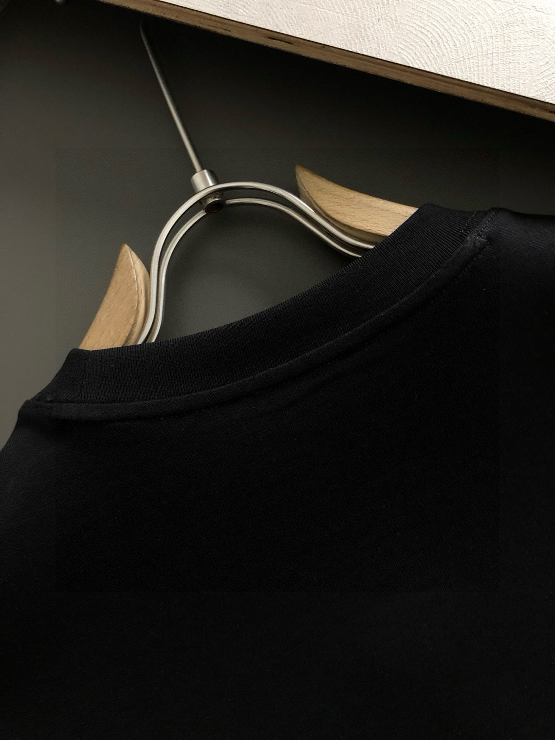 PRAD**合身版型M-XXXL25春夏顶级黑色结构款金属三角标融合经典短袖，精致工艺专柜面料，顶级元素