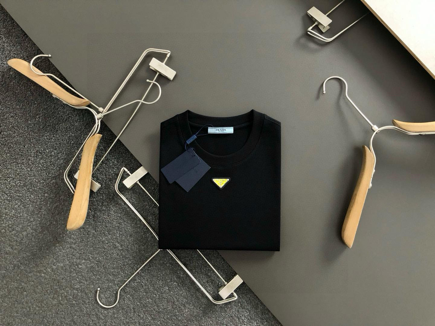 PRAD**合身版型M-XXXL25春夏顶级黑色结构款金属三角标融合经典短袖，精致工艺专柜面料，顶级元素