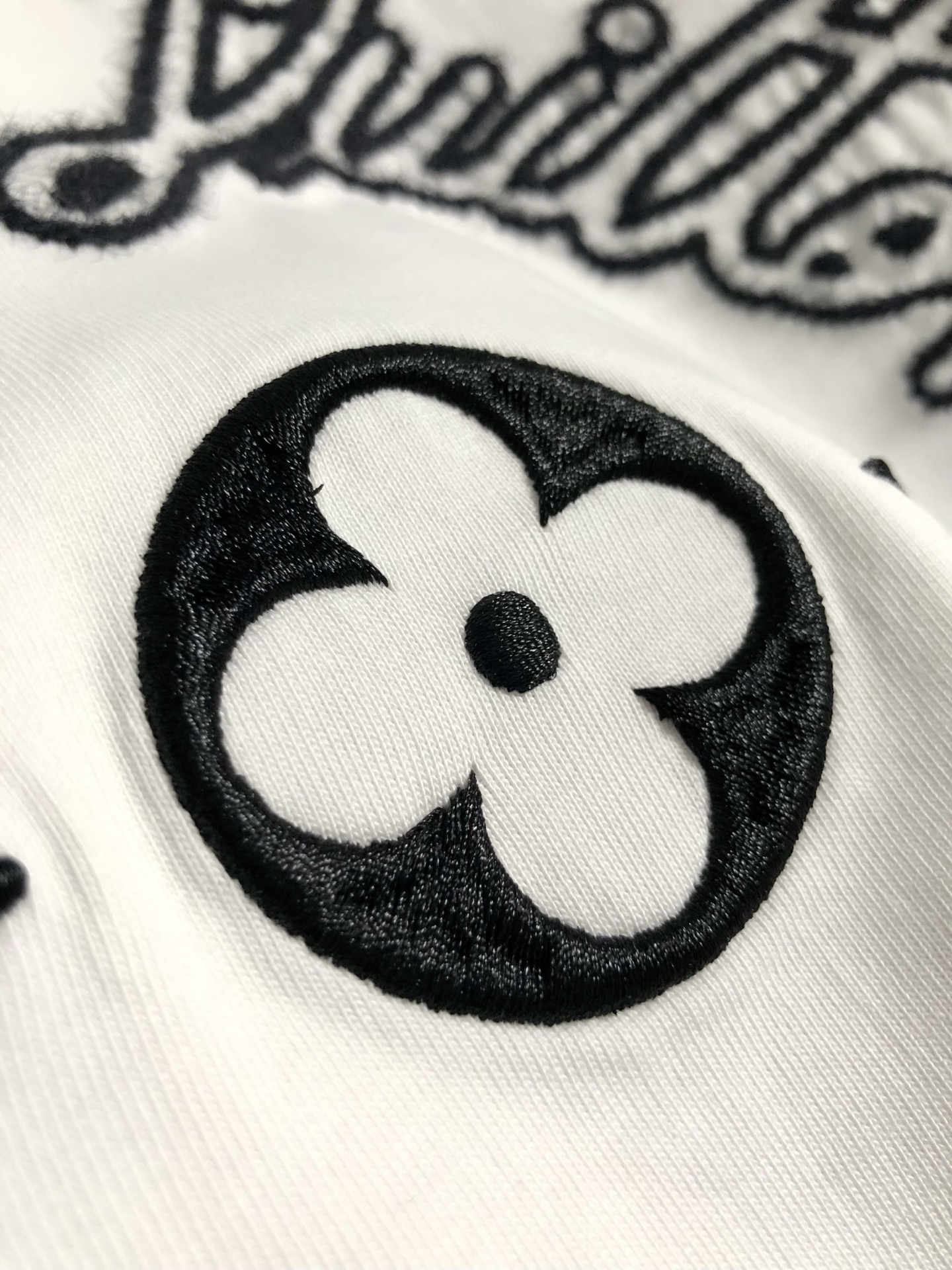 L牌*合身版型S-Xl25春夏顶级毛绒刺绣潮牌短袖，精致工艺专柜面料，顶级元素融合打造，3标齐全，潮男时