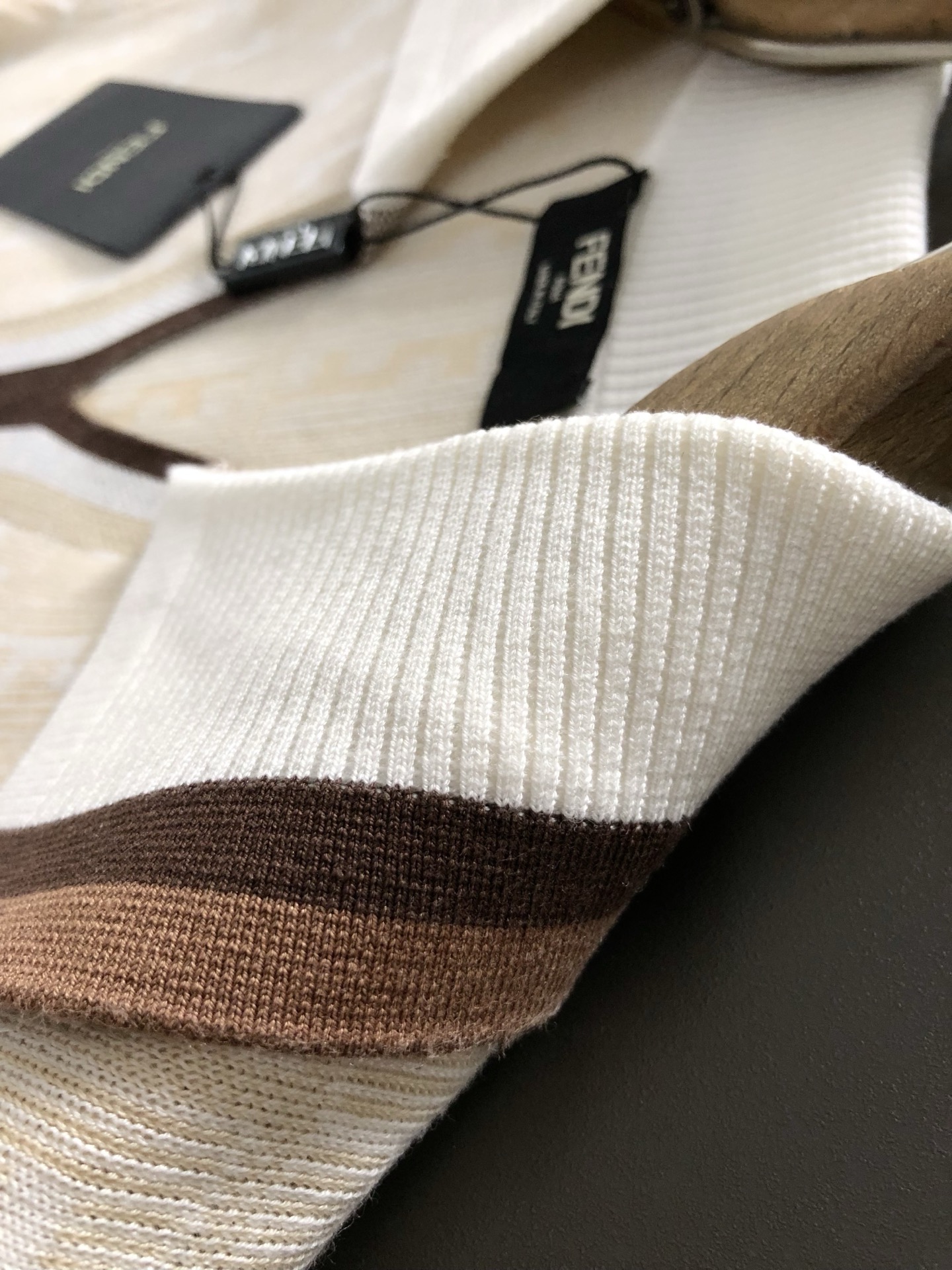 FEND(米色)合身版型M-XXXL2025秋冬老钱风双F提花翻领羊毛短袖，精致工艺专柜面料，顶级元素融