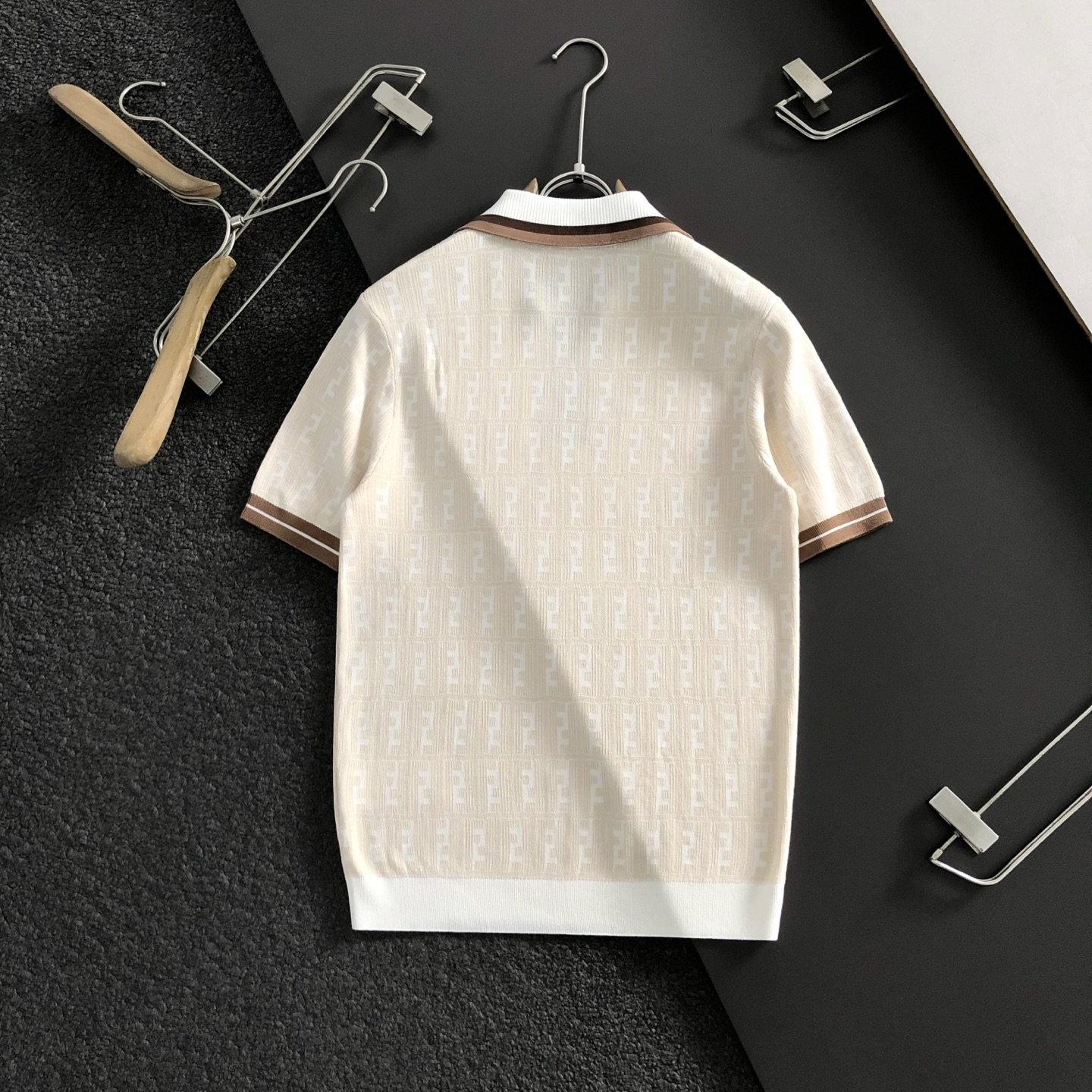 FEND(米色)合身版型M-XXXL2025秋冬老钱风双F提花翻领羊毛短袖，精致工艺专柜面料，顶级元素融