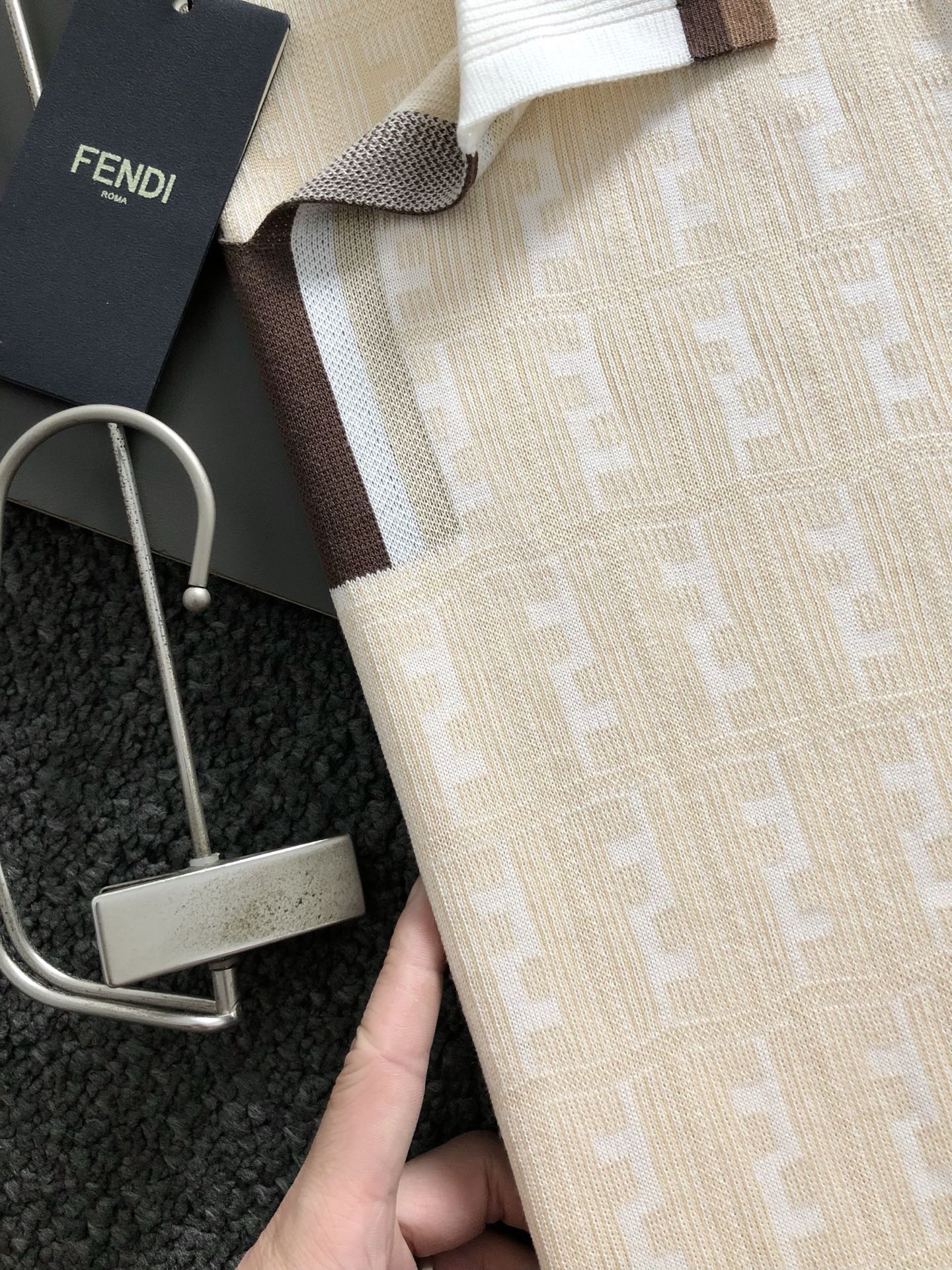 FEND(米色)合身版型M-XXXL2025秋冬老钱风双F提花翻领羊毛短袖，精致工艺专柜面料，顶级元素融