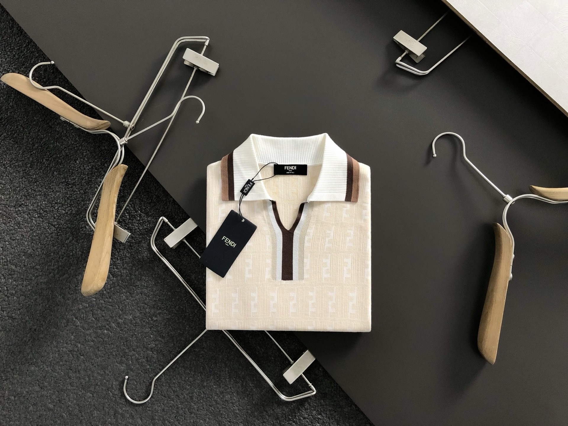 FEND(米色)合身版型M-XXXL2025秋冬老钱风双F提花翻领羊毛短袖，精致工艺专柜面料，顶级元素融