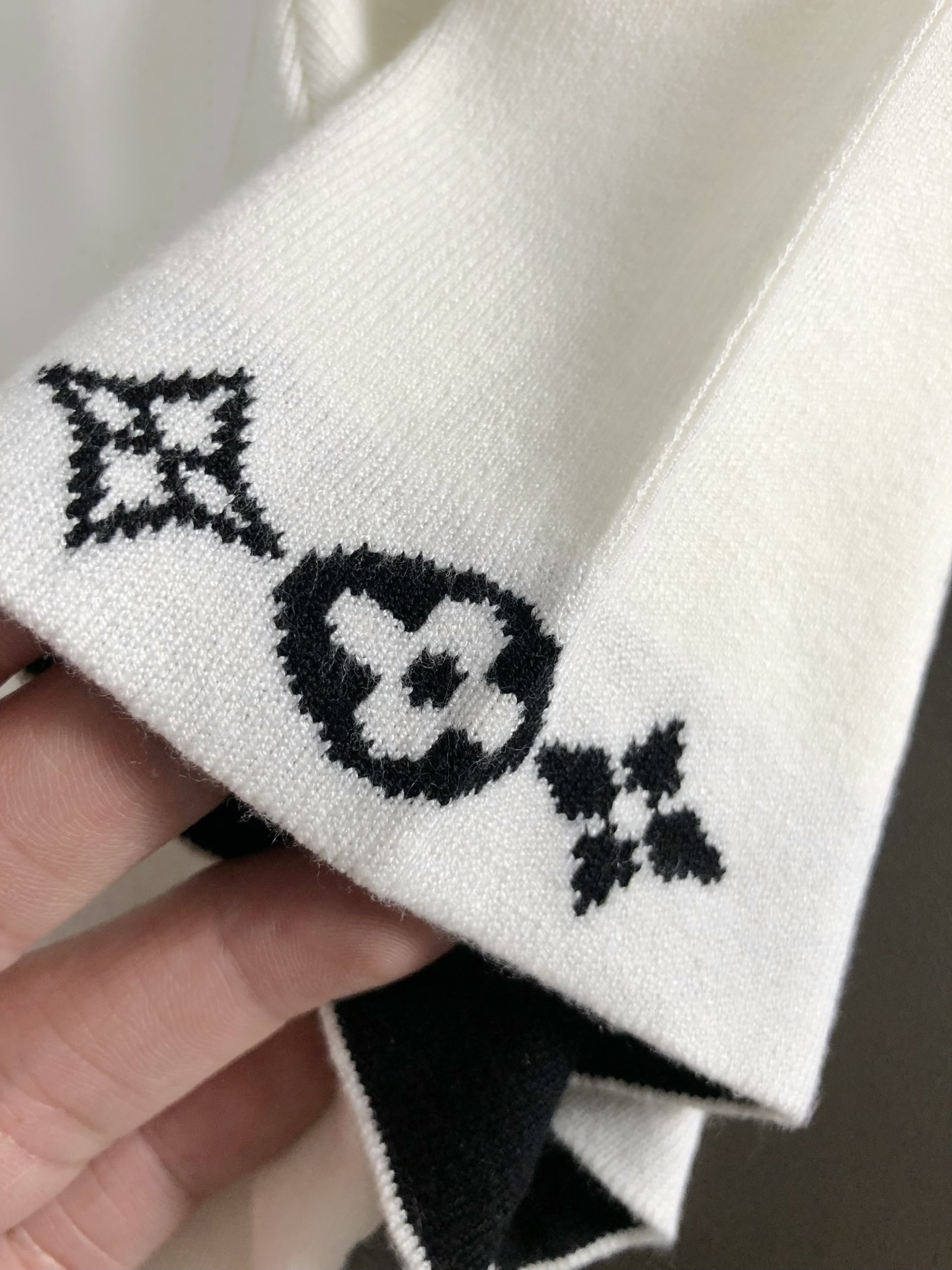 L牌*合身版型M-XXXL2025秋冬老花提花双层翻领拉链羊毛短袖，精致工艺专柜面料，顶级元素融合打造，