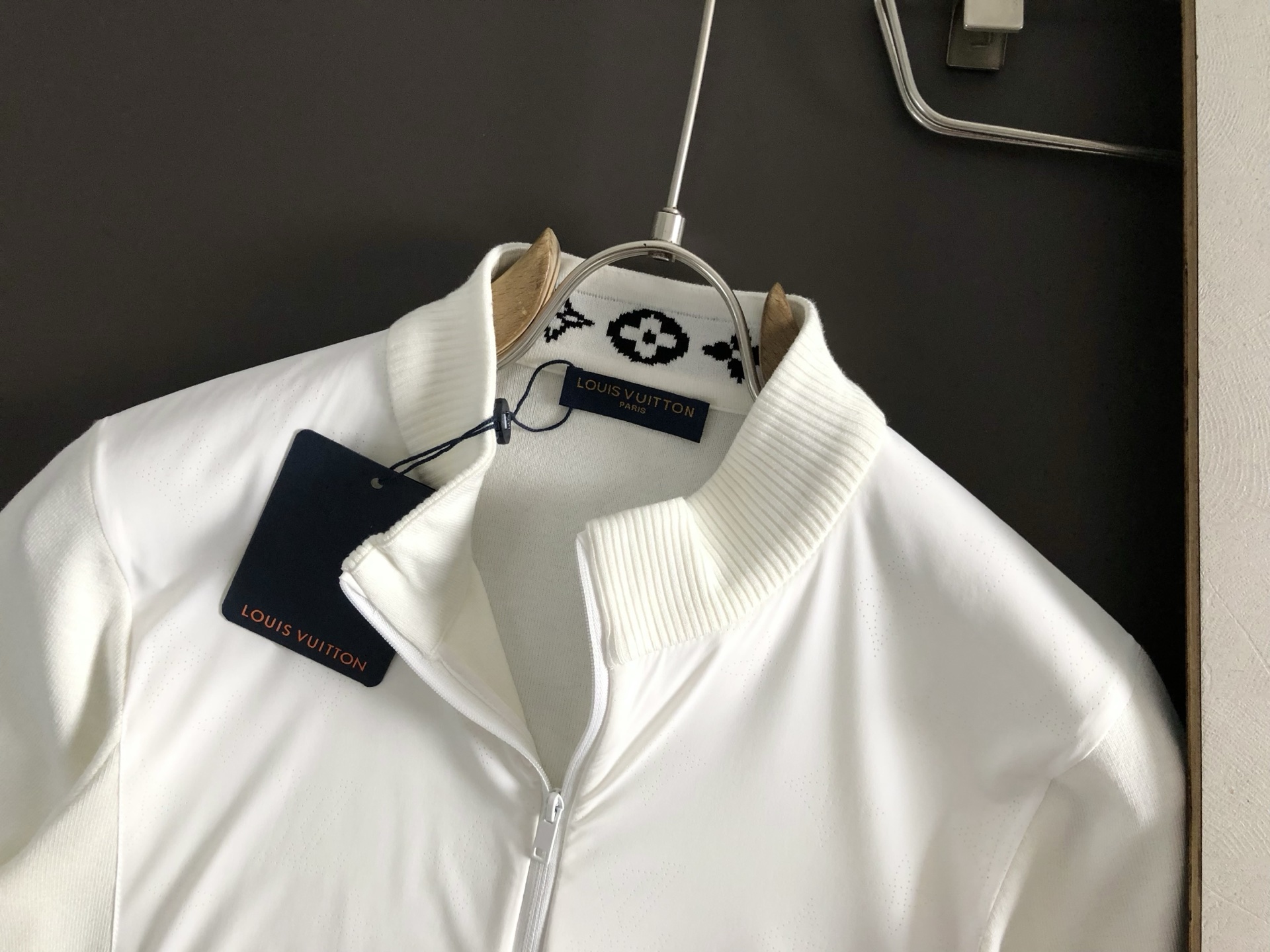 L牌*合身版型M-XXXL2025秋冬老花提花双层翻领拉链羊毛短袖，精致工艺专柜面料，顶级元素融合打造，