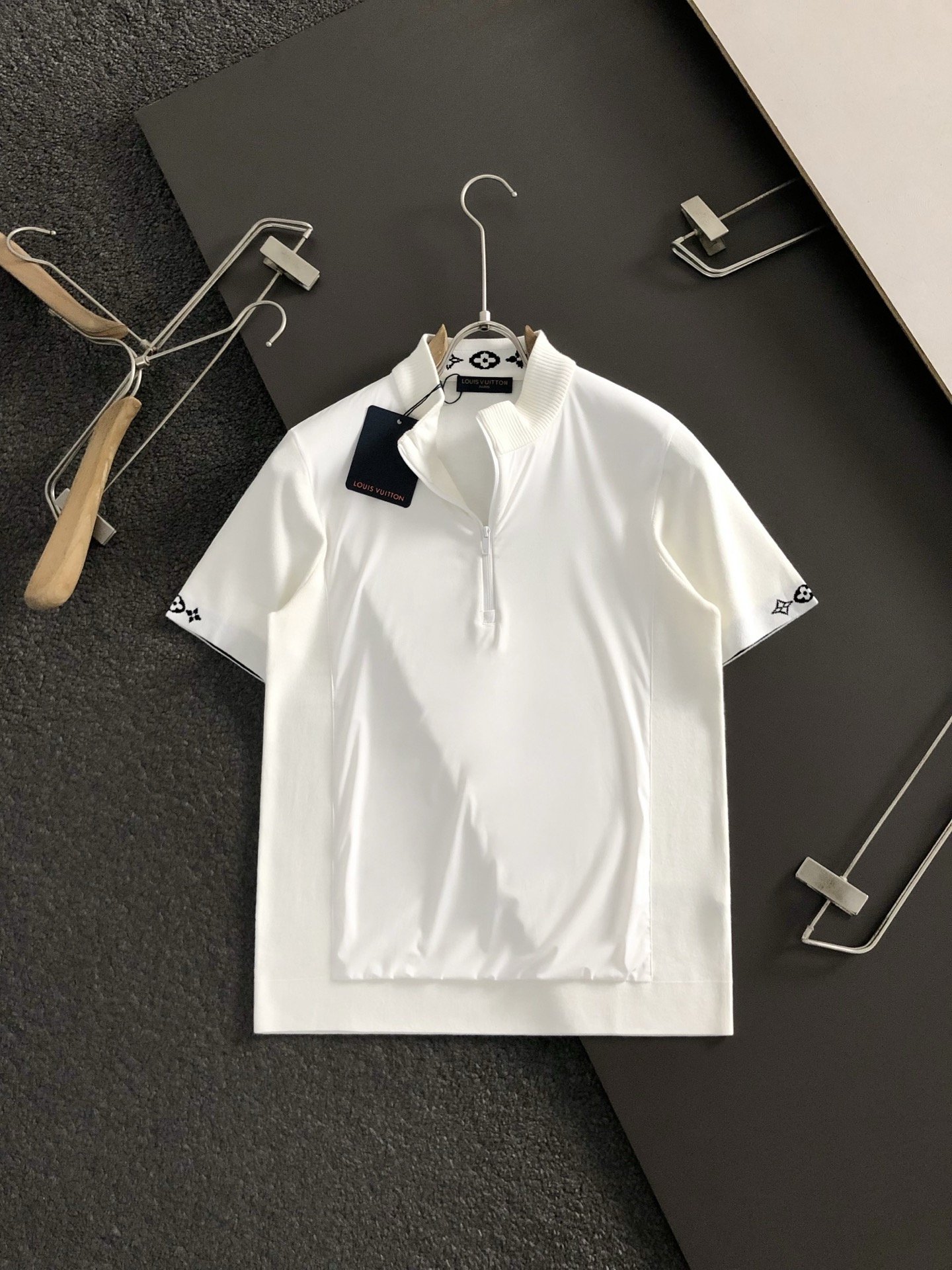 L牌*合身版型M-XXXL2025秋冬老花提花双层翻领拉链羊毛短袖，精致工艺专柜面料，顶级元素融合打造，