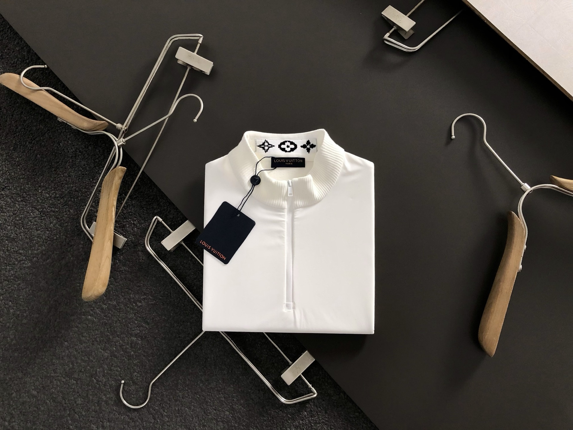 L牌*合身版型M-XXXL2025秋冬老花提花双层翻领拉链羊毛短袖，精致工艺专柜面料，顶级元素融合打造，