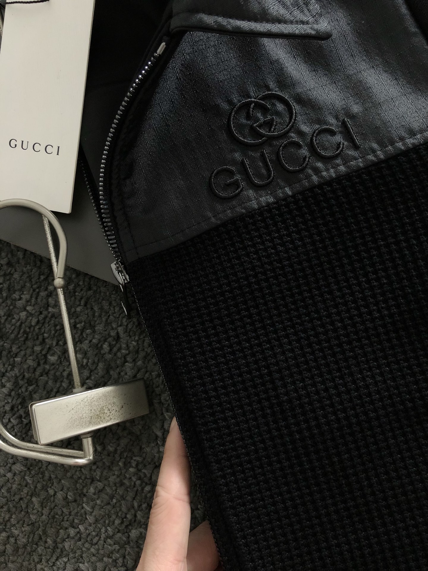 Gucc*合身版型M-XXXL2025秋冬字母刺绣拼接款针织羊毛外套，精致工艺专柜面料，顶级元素融合打造