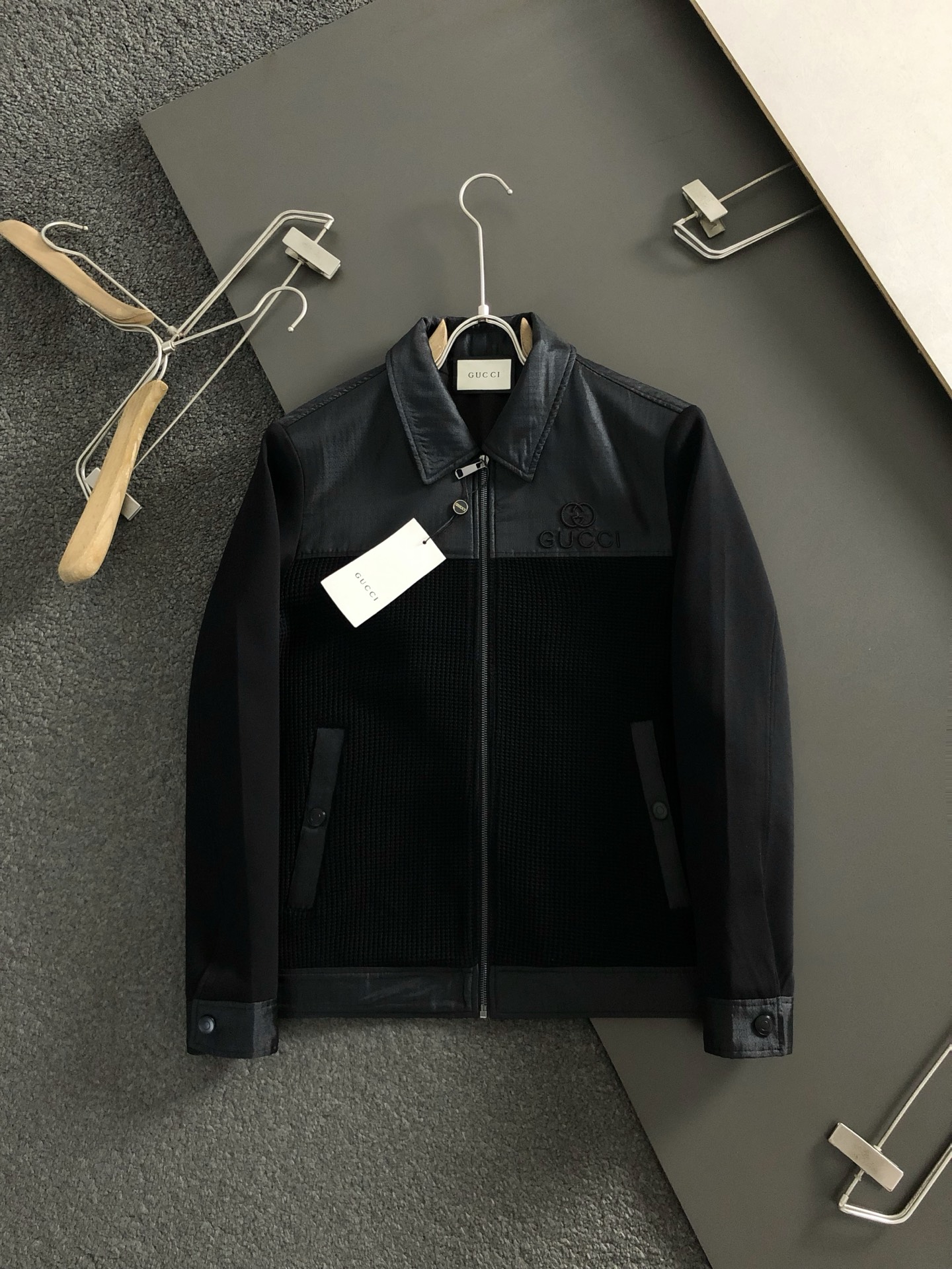 Gucc*合身版型M-XXXL2025秋冬字母刺绣拼接款针织羊毛外套，精致工艺专柜面料，顶级元素融合打造