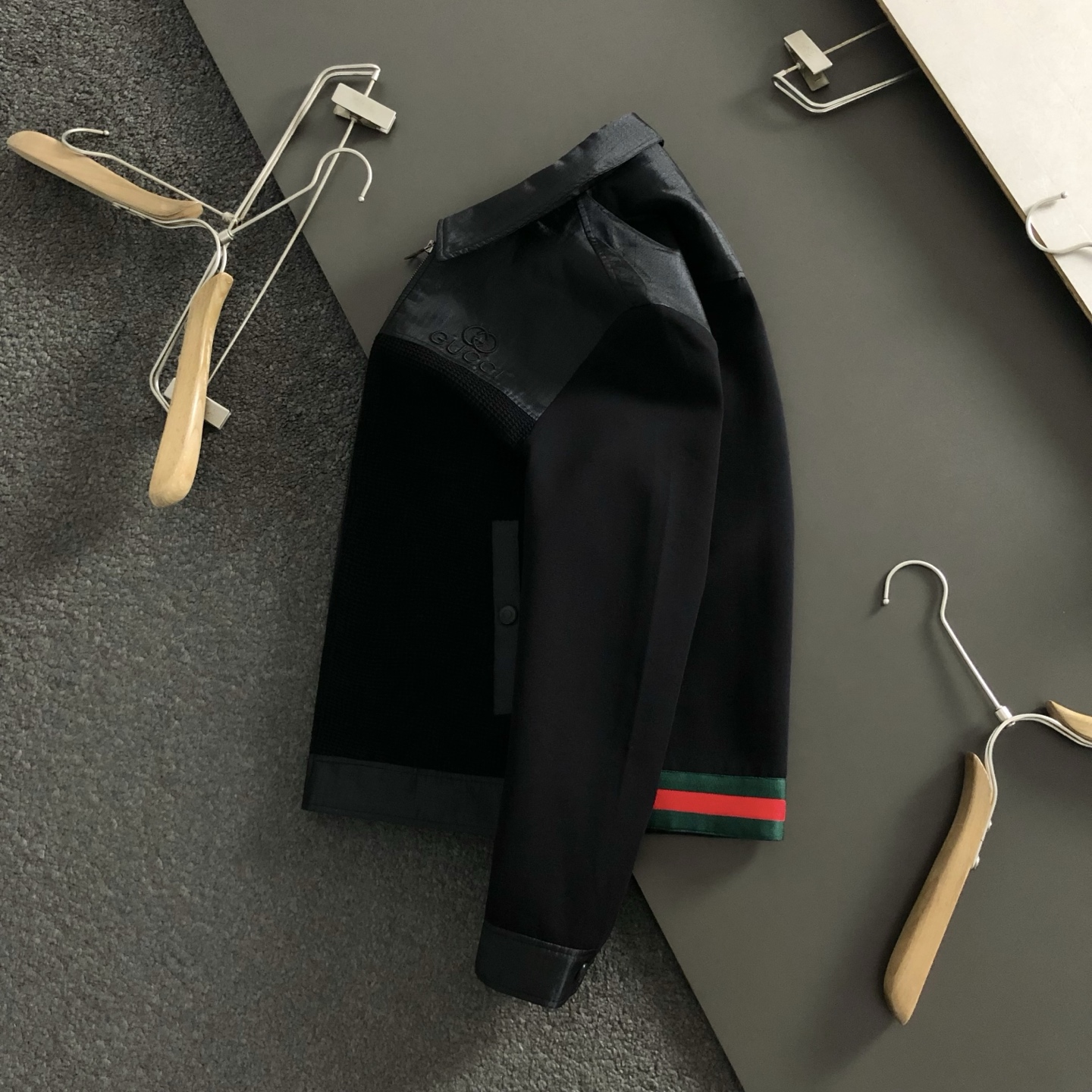 Gucc*合身版型M-XXXL2025秋冬字母刺绣拼接款针织羊毛外套，精致工艺专柜面料，顶级元素融合打造