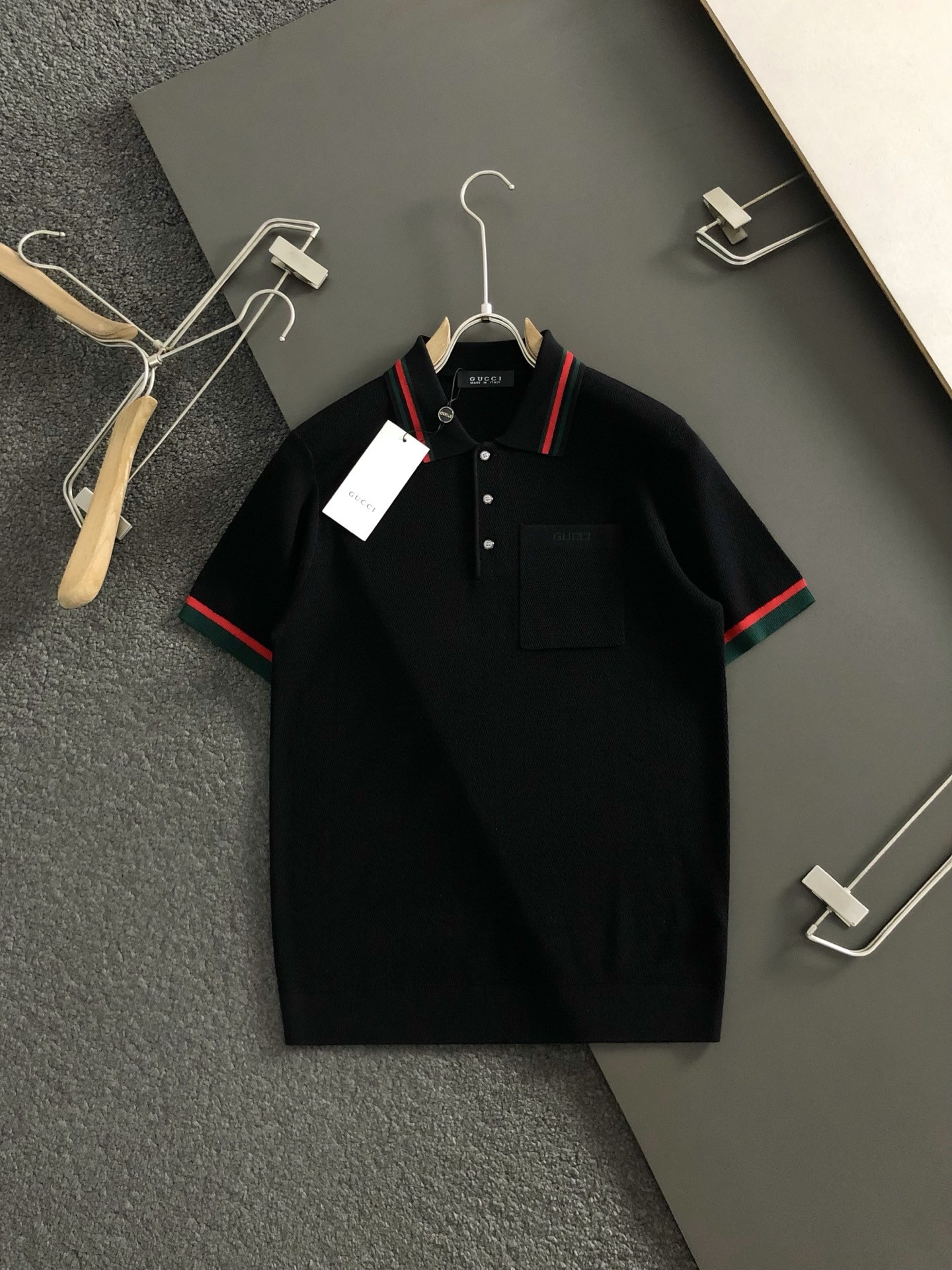 Gucc*合身版型M-XXXL2025秋冬红蓝提字母口袋翻领羊毛短袖，精致工艺专柜面料，顶级元素融合打造