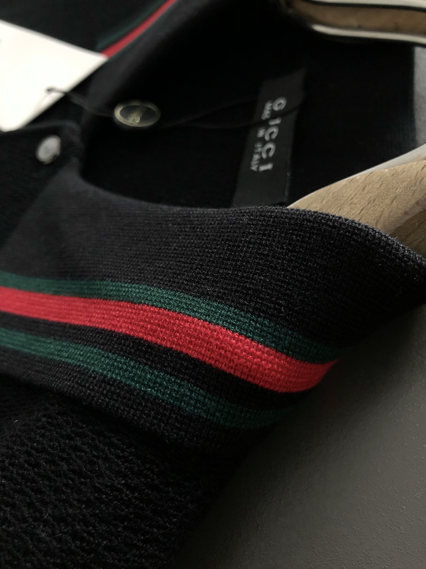 Gucc*合身版型M-XXXL2025秋冬红蓝提字母口袋翻领羊毛短袖，精致工艺专柜面料，顶级元素融合打造