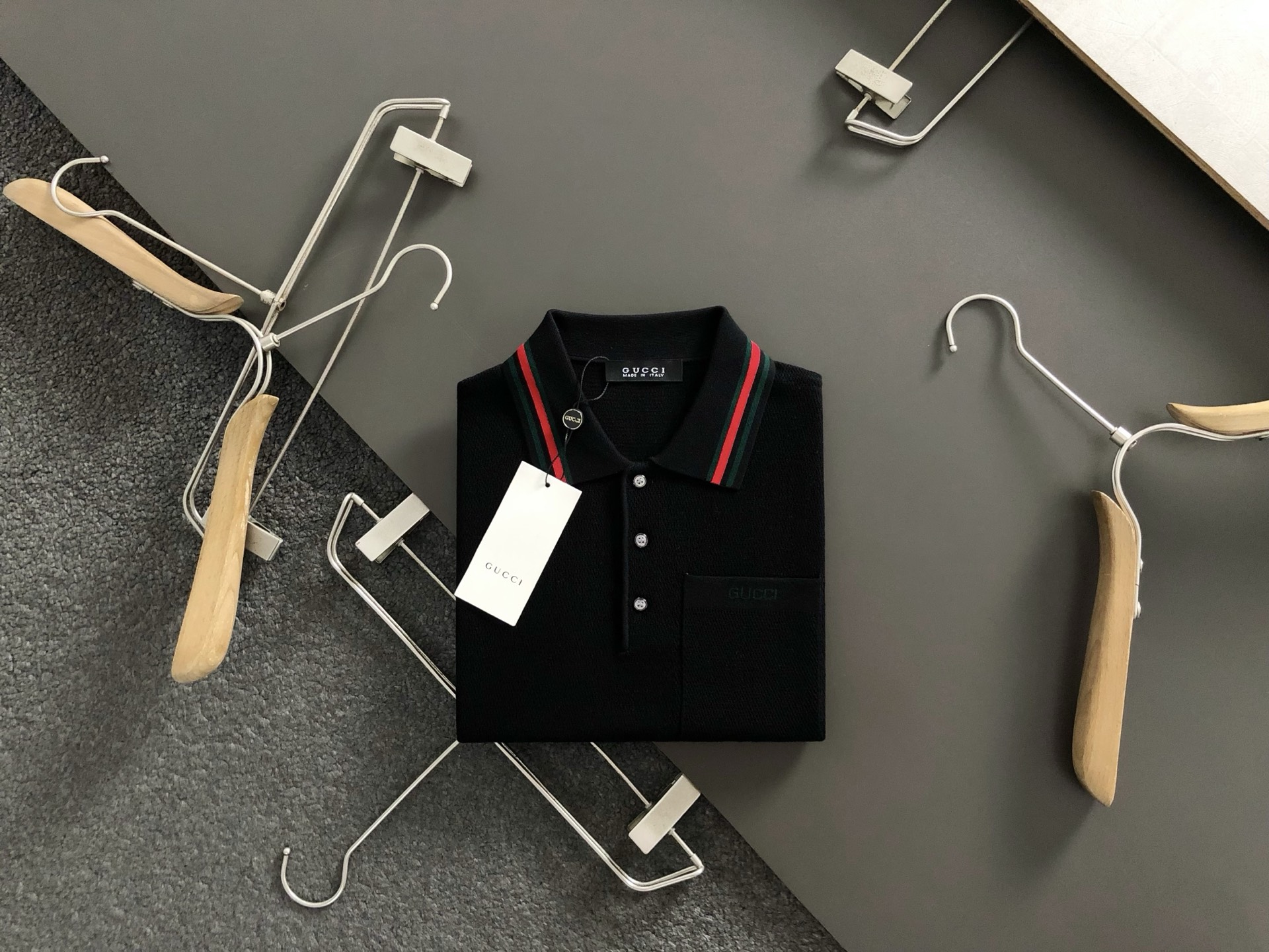 Gucc*合身版型M-XXXL2025秋冬红蓝提字母口袋翻领羊毛短袖，精致工艺专柜面料，顶级元素融合打造