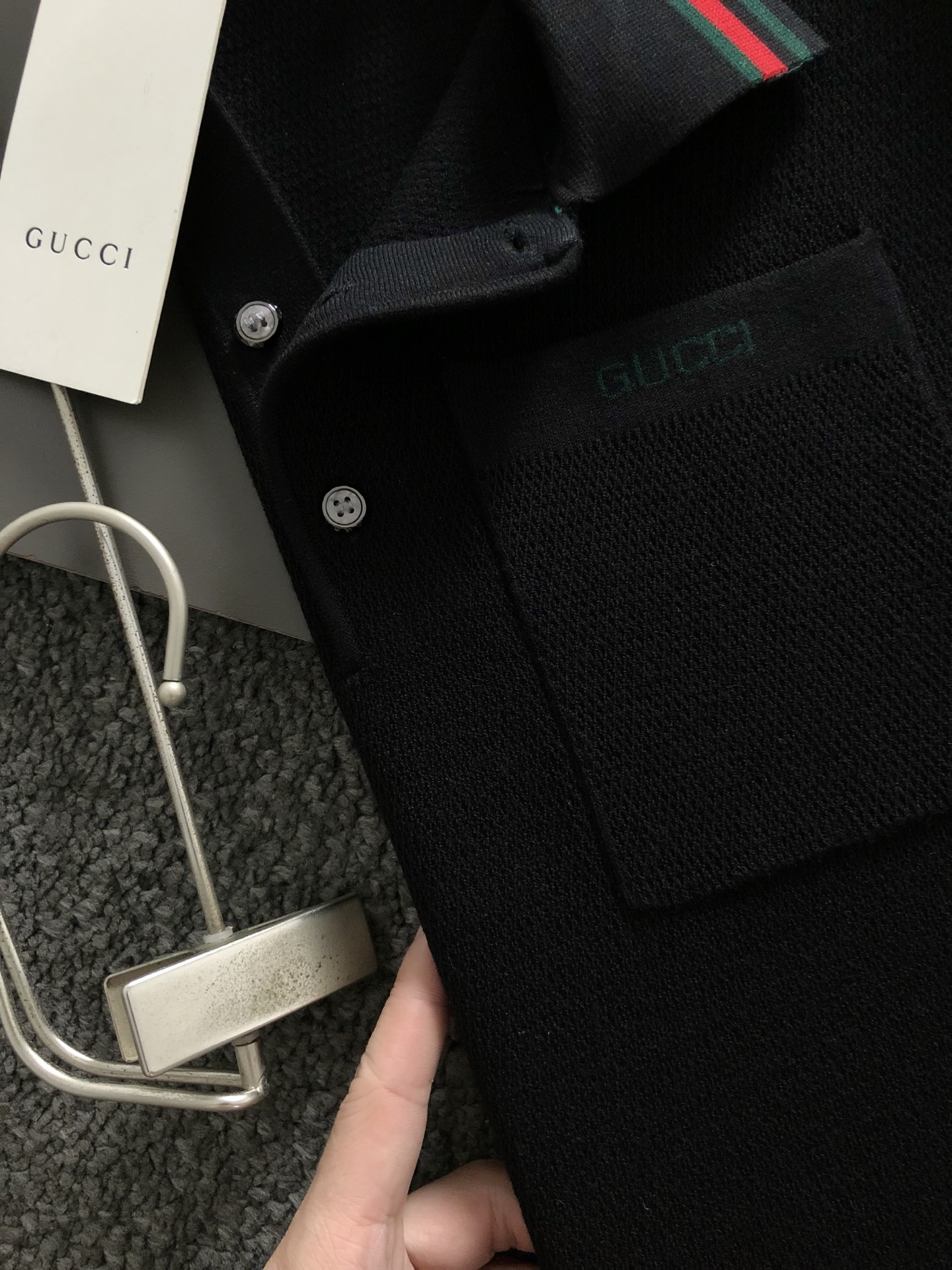 Gucc*合身版型M-XXXL2025秋冬红蓝提字母口袋翻领羊毛短袖，精致工艺专柜面料，顶级元素融合打造