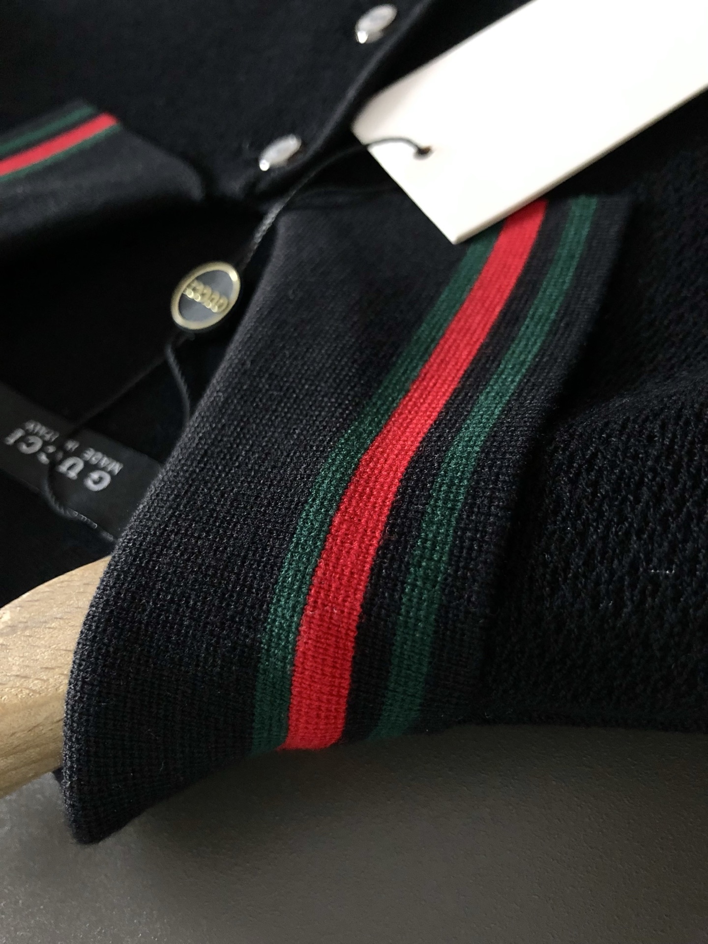 Gucc*合身版型M-XXXL2025秋冬红蓝提字母口袋翻领羊毛短袖，精致工艺专柜面料，顶级元素融合打造