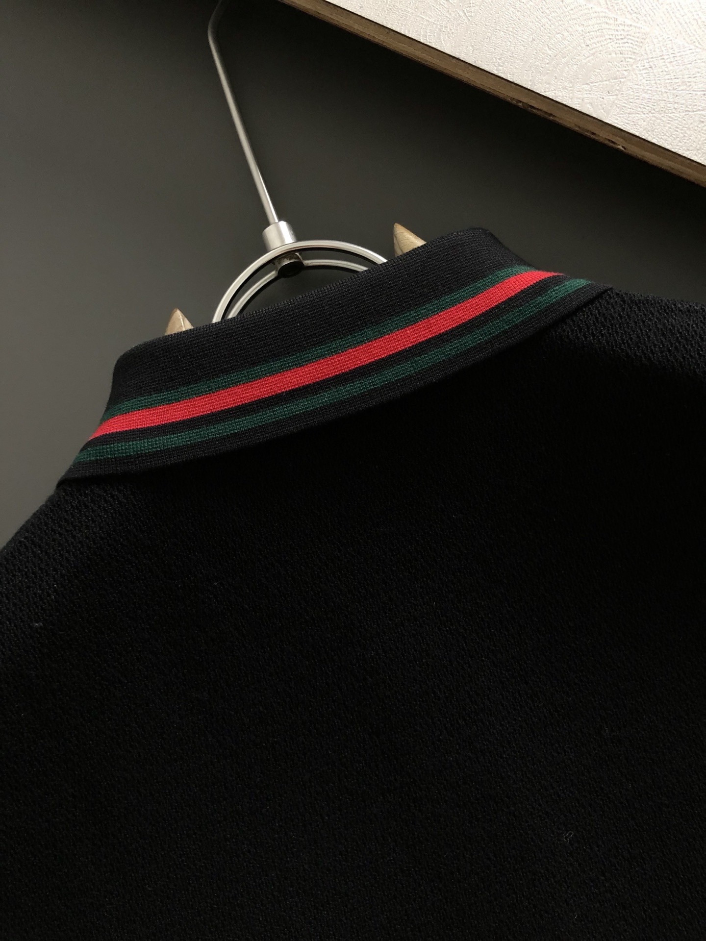 Gucc*合身版型M-XXXL2025秋冬红蓝提字母口袋翻领羊毛短袖，精致工艺专柜面料，顶级元素融合打造