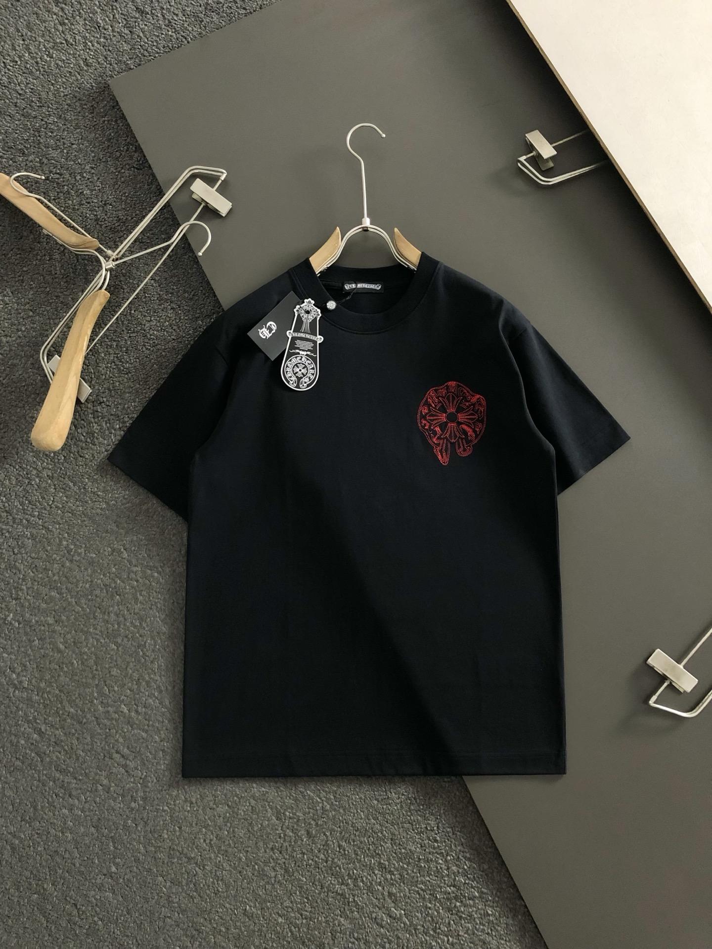 Ch*合身版型S-Xl25早春最新重工十字梵文刺绣前后幅对应logo 融合高工艺重磅短袖，高端品质专柜原